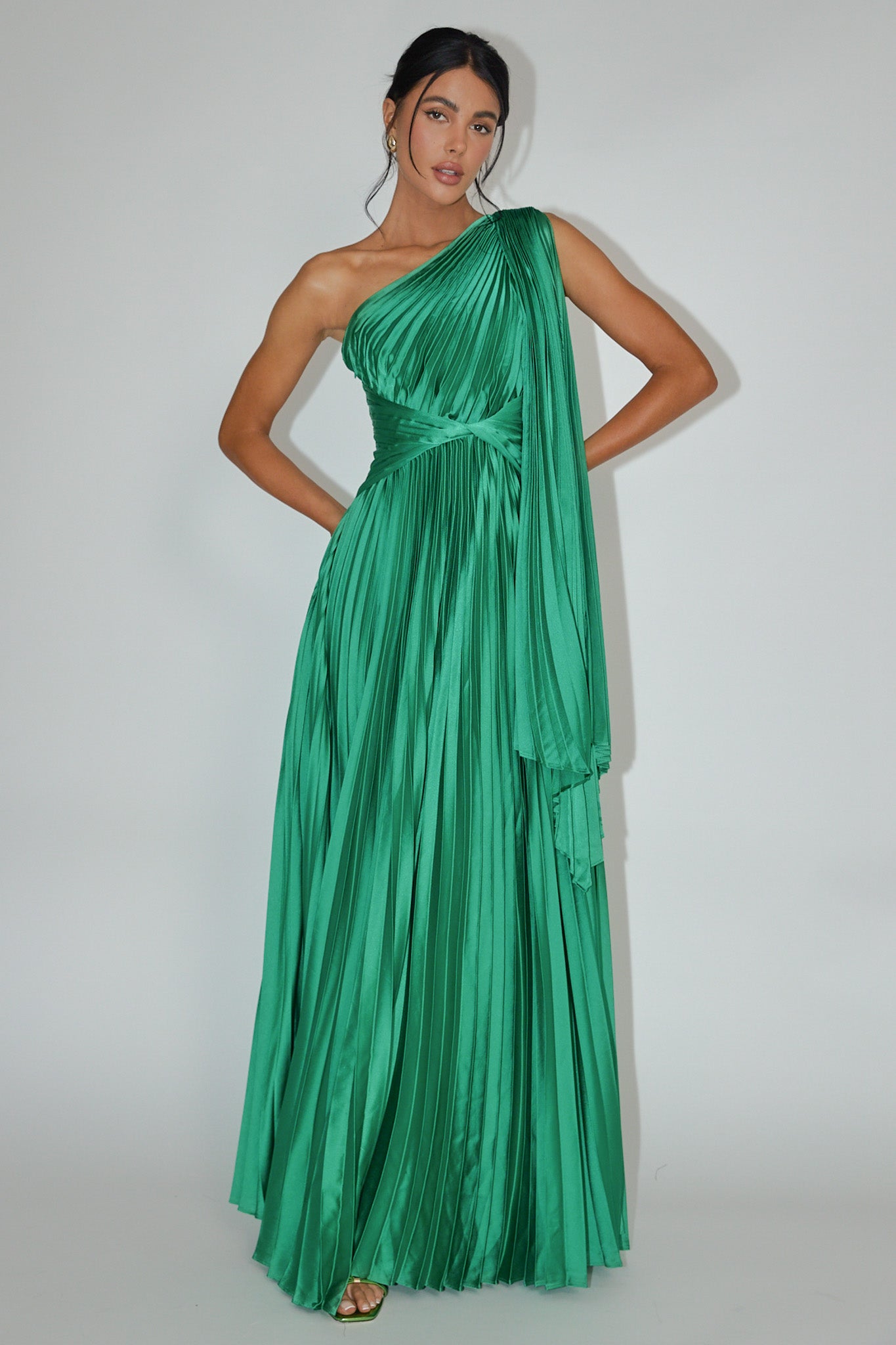 Laxmi Accordion Pleat Maxi Dress Kelly Green | Selfie Leslie Laxmi Accordion Pleat Maxi Dress Kelly Green | Selfie Leslie