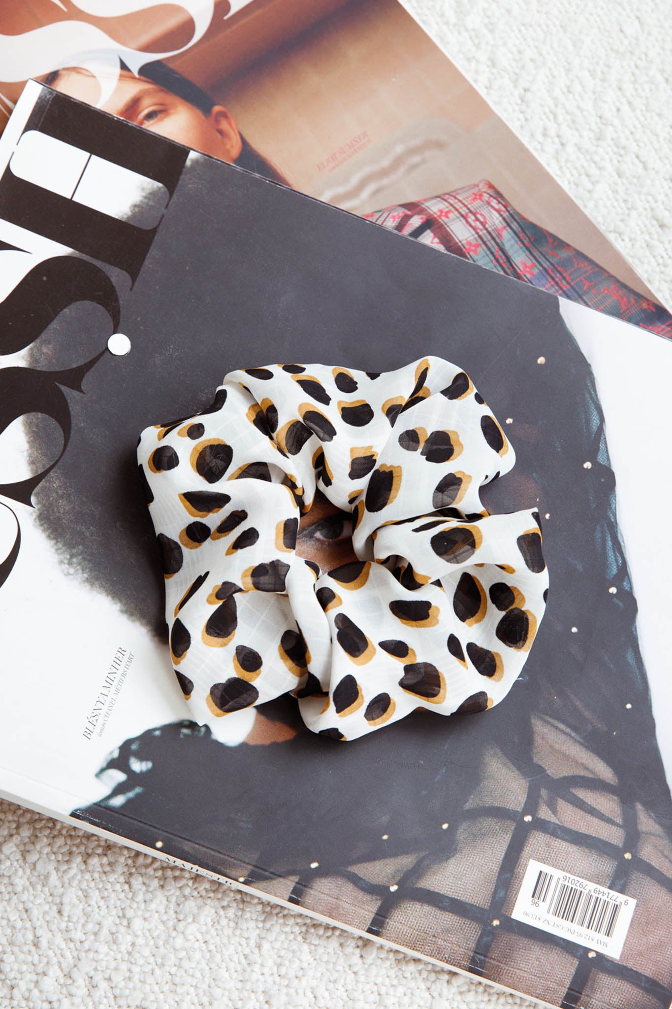 Chouchou Scrunchie Spotted White | Selfie Leslie