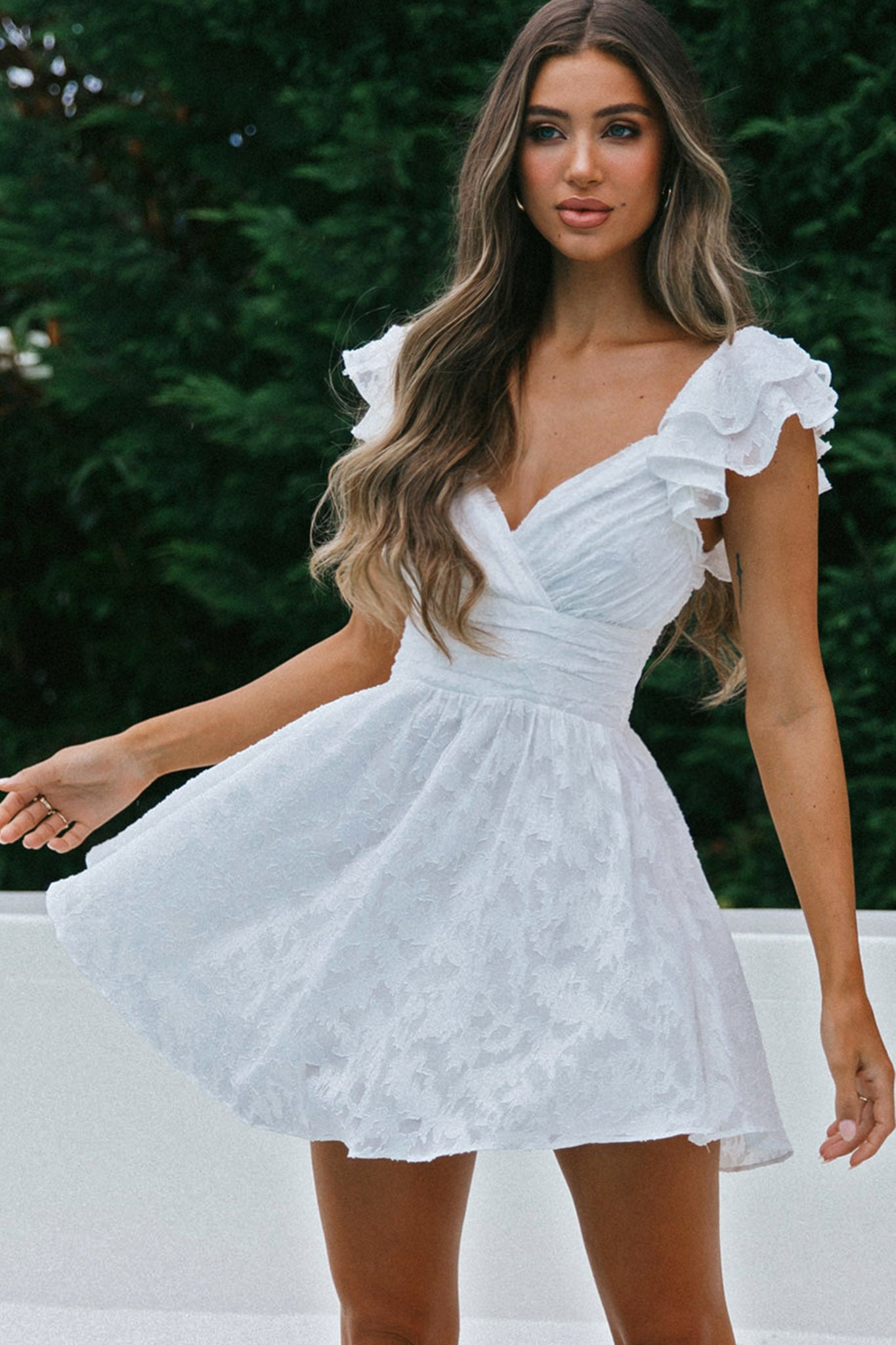 Lola Ruffle Shoulder Ruched Dress Textured White - L Lola Ruffle Shoulder Ruched Dress Textured White - L