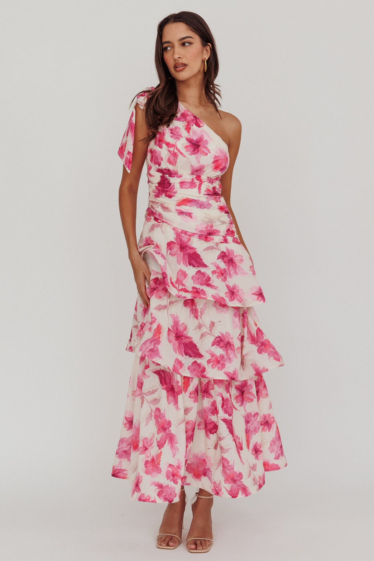 selfie leslie pink dress Kenny One Shoulder Tiered Floral Maxi Maxi dress Fully lined relaunch_dec Steve Madden Size 8.5 Size:19–19.5 Neck – 36/37 Sleeve