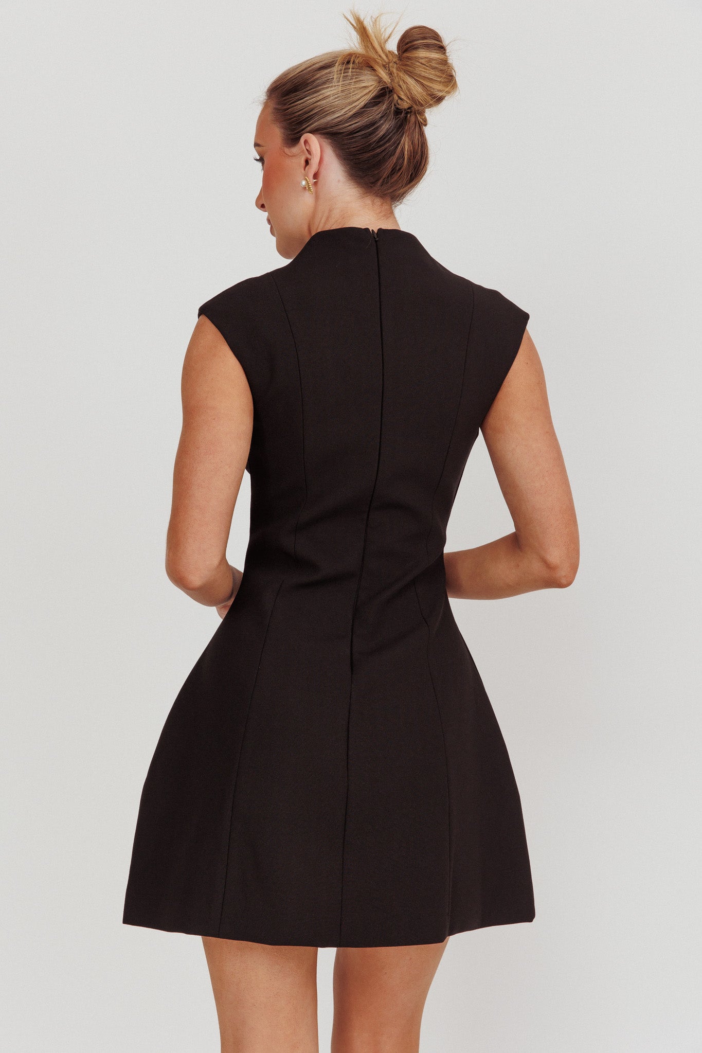 Heavenly Bodies Sleeveless Deep Neckline Mini Dress Black - S