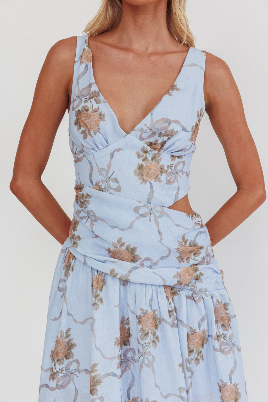 First Dates Waist Cut-Out Maxi Dress Floral Blue by Selfie Leslie