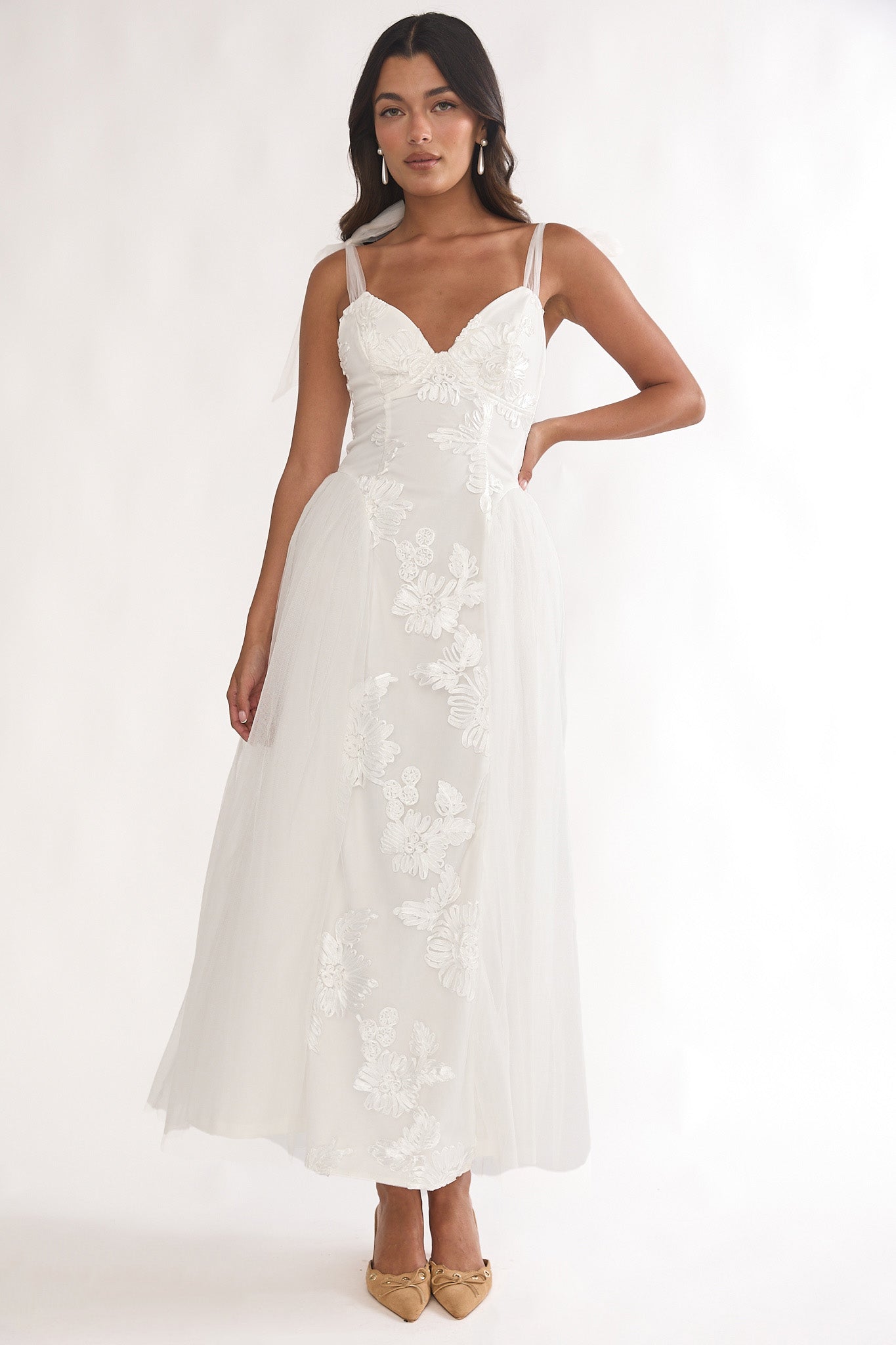 Serifine Floral Embellished Bow Maxi Dress White Selfie Leslie Serifine Floral Embellished Bow Maxi Dress White Selfie Leslie