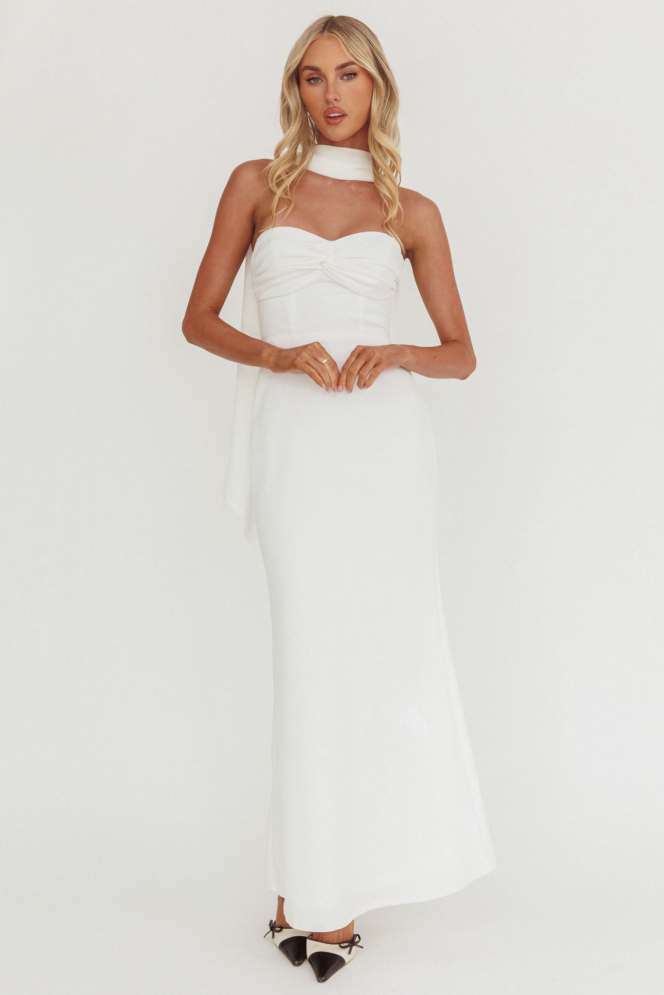 Of The Night Twist Bust Maxi Dress White– Selfie Leslie Of The Night Twist Bust Maxi Dress White– Selfie Leslie