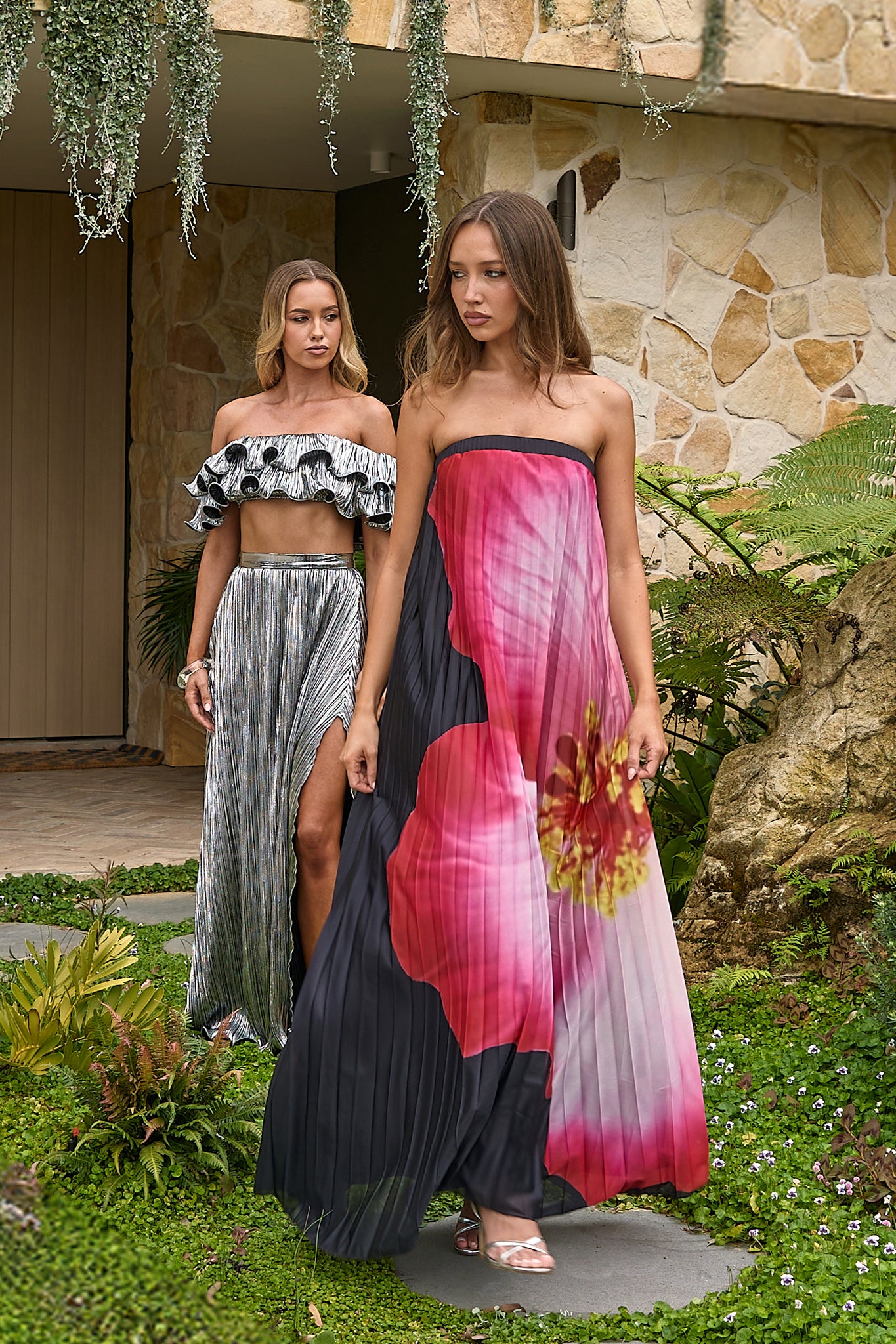 elasticated maxi dress Lauriella Strapless Accordion Pleat Maxi Dress Hibiscus Black