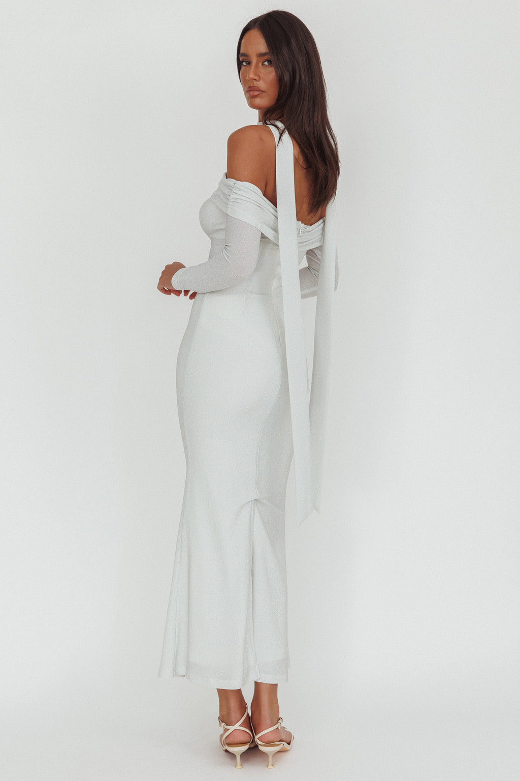 Flutters Off-Shoulder Long Sleeve Maxi Dress White - M Flutters Off-Shoulder Long Sleeve Maxi Dress White - M