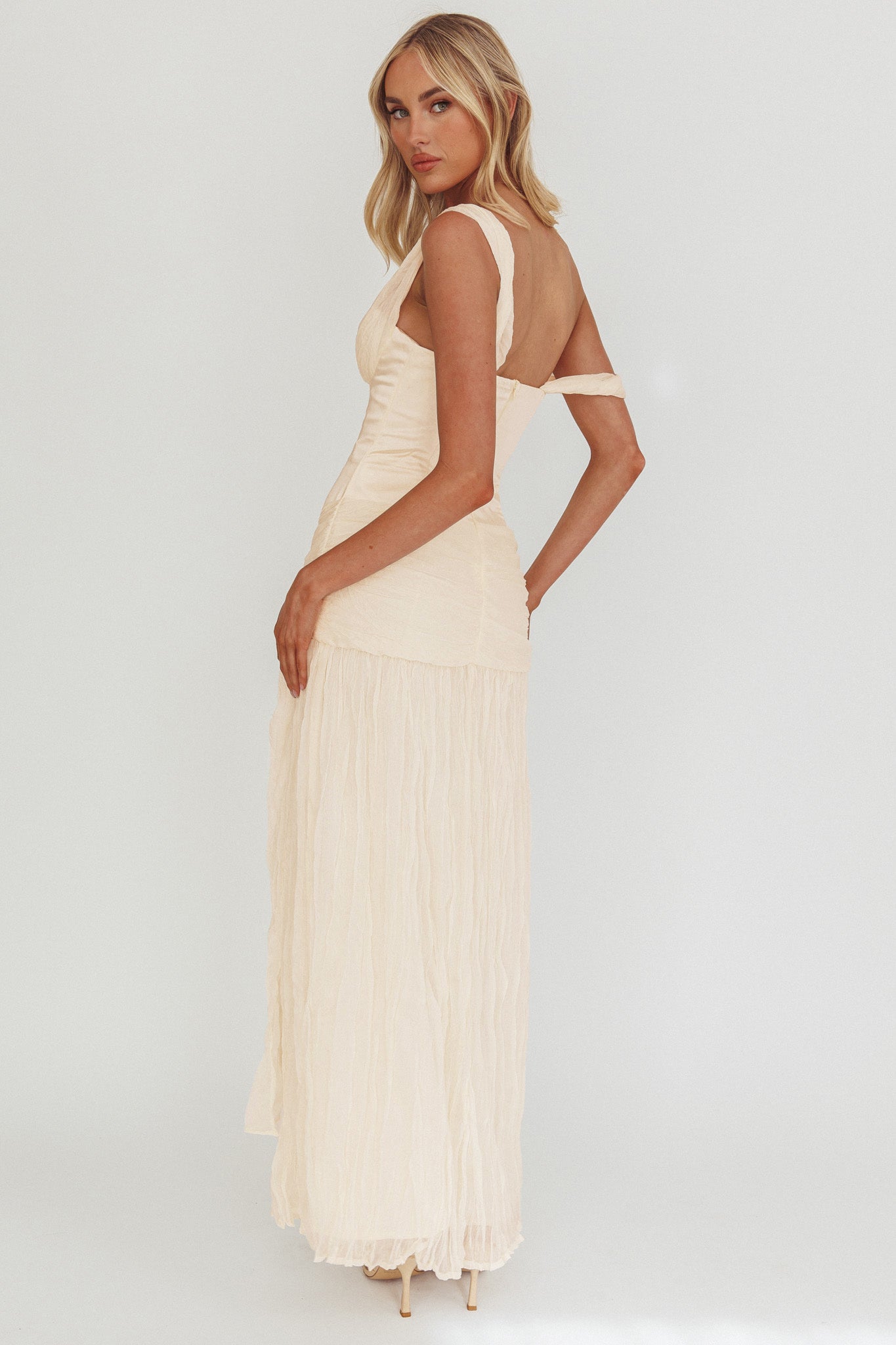 Keia Crepe Chiffon One-Shoulder Maxi Dress Oyster Selfie Leslie Keia Crepe Chiffon One-Shoulder Maxi Dress Oyster Selfie Leslie