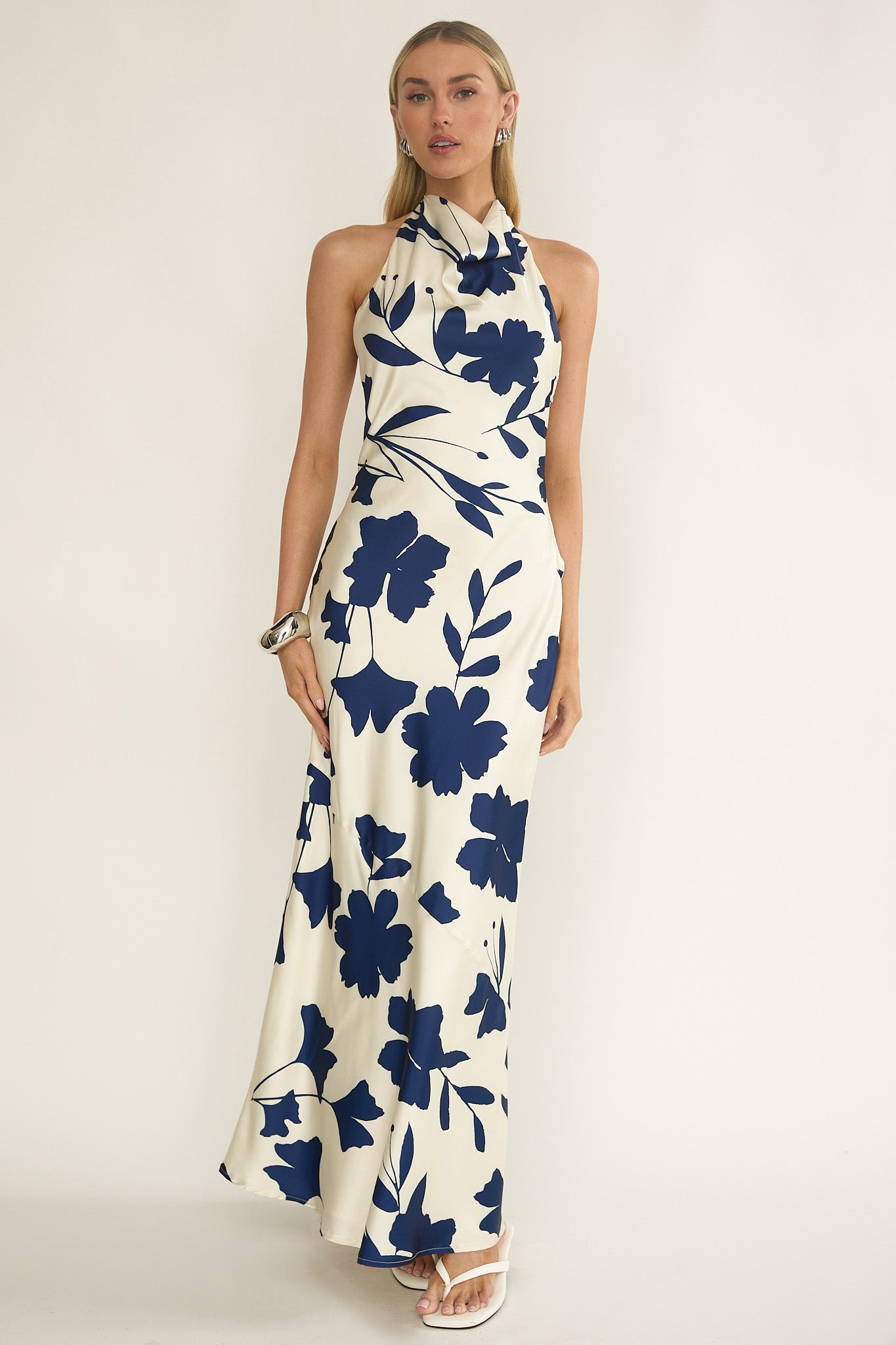 halter neck floral dress Elowis Cowl Halterneck Maxi Beige architectural shape Color:Blue floral been an icon since Rode Jurken