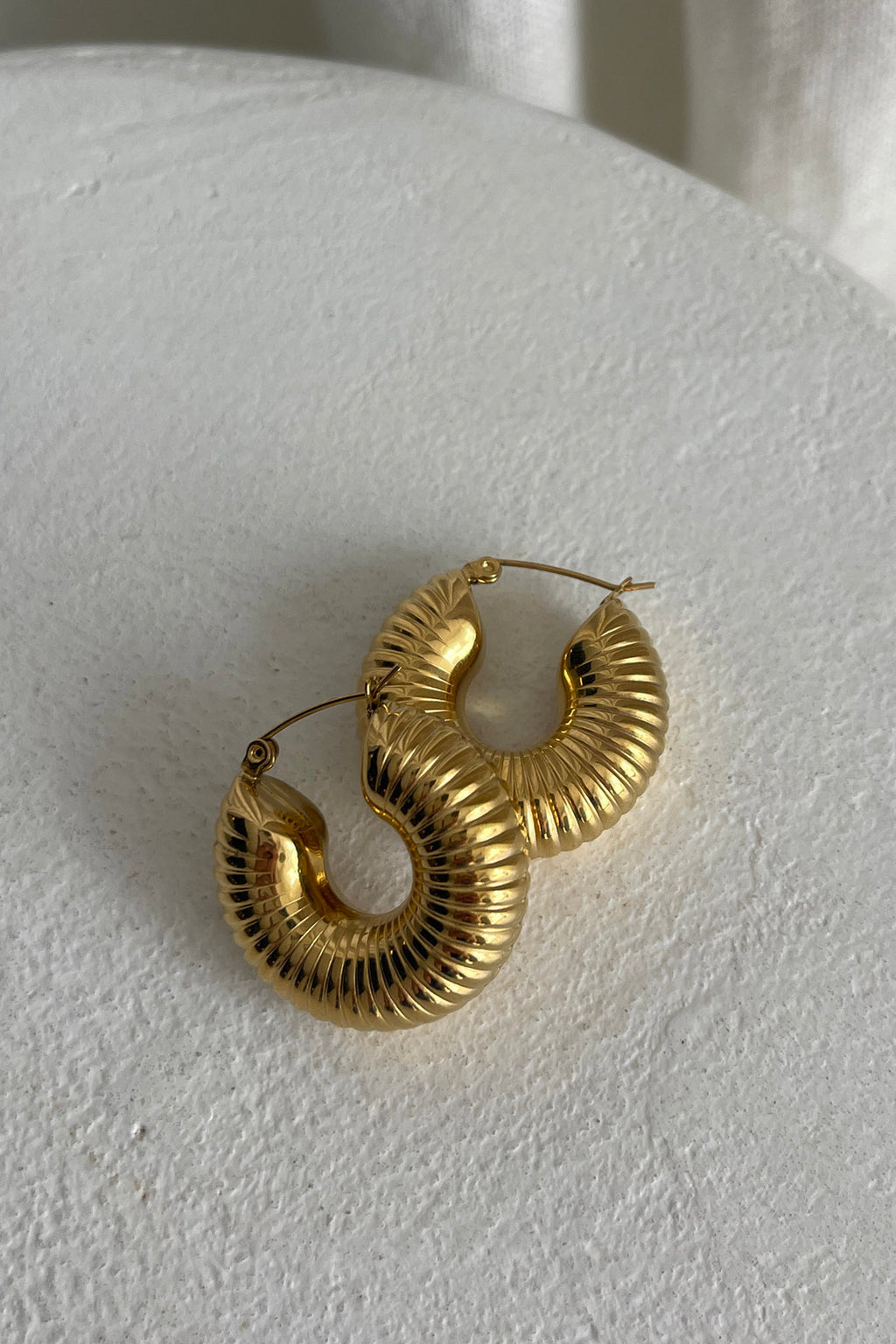 Tammi Chunky Ribbed Hoop Earrings Gold by Selfie Leslie