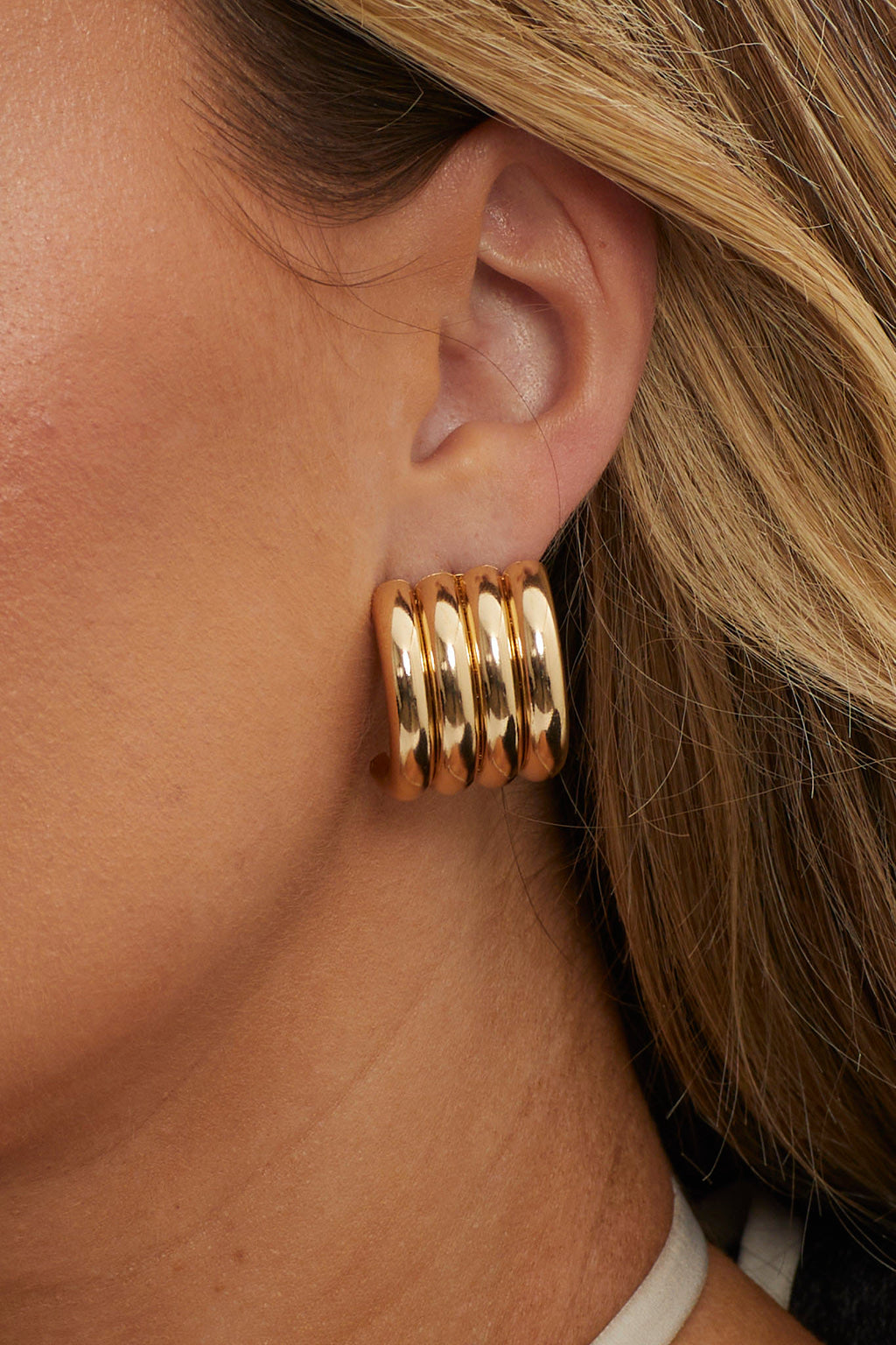 Mally Ribbed Hoop Earrings Gold by Selfie Leslie