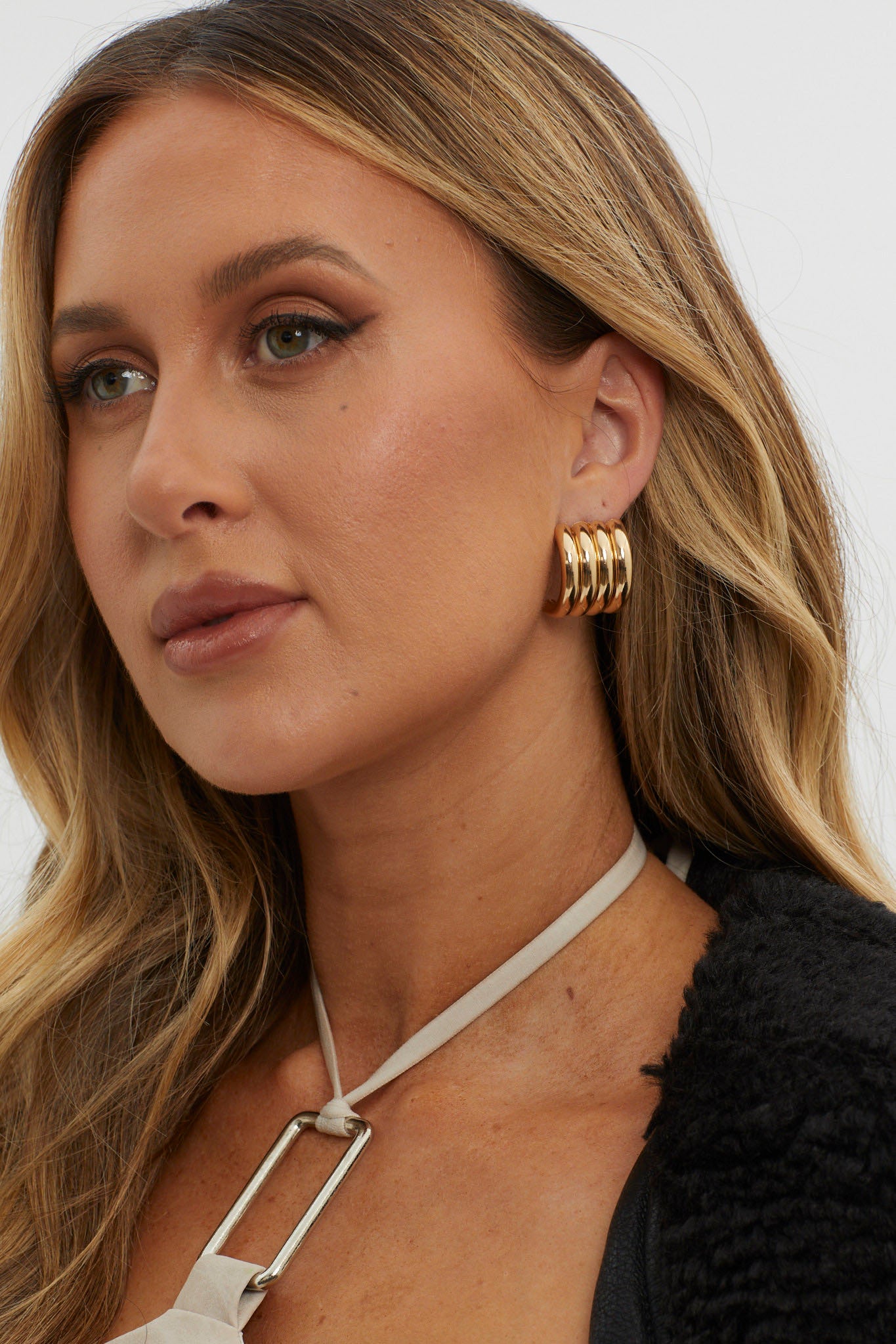Mally Ribbed Hoop Earrings Gold by Selfie Leslie