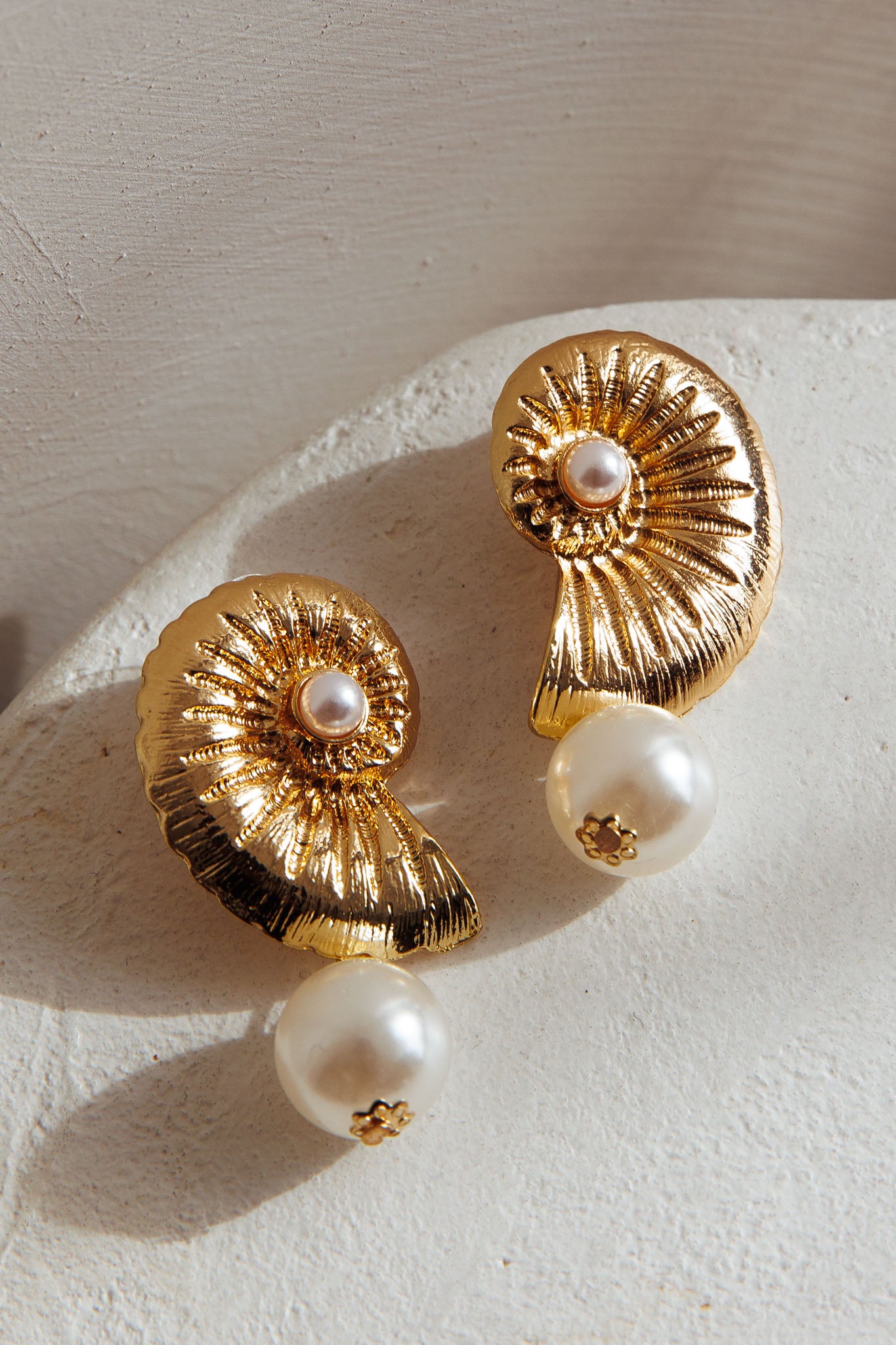 エルセーヌ　ノンセルクイックwith SUPER　jewelry　ball Memoir Shell and Pearl Earrings Gold | Selfie Leslie