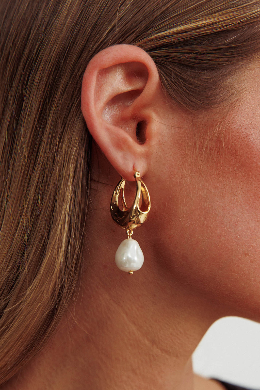 Serotonin Drop Pearl Earrings Gold by Selfie Leslie
