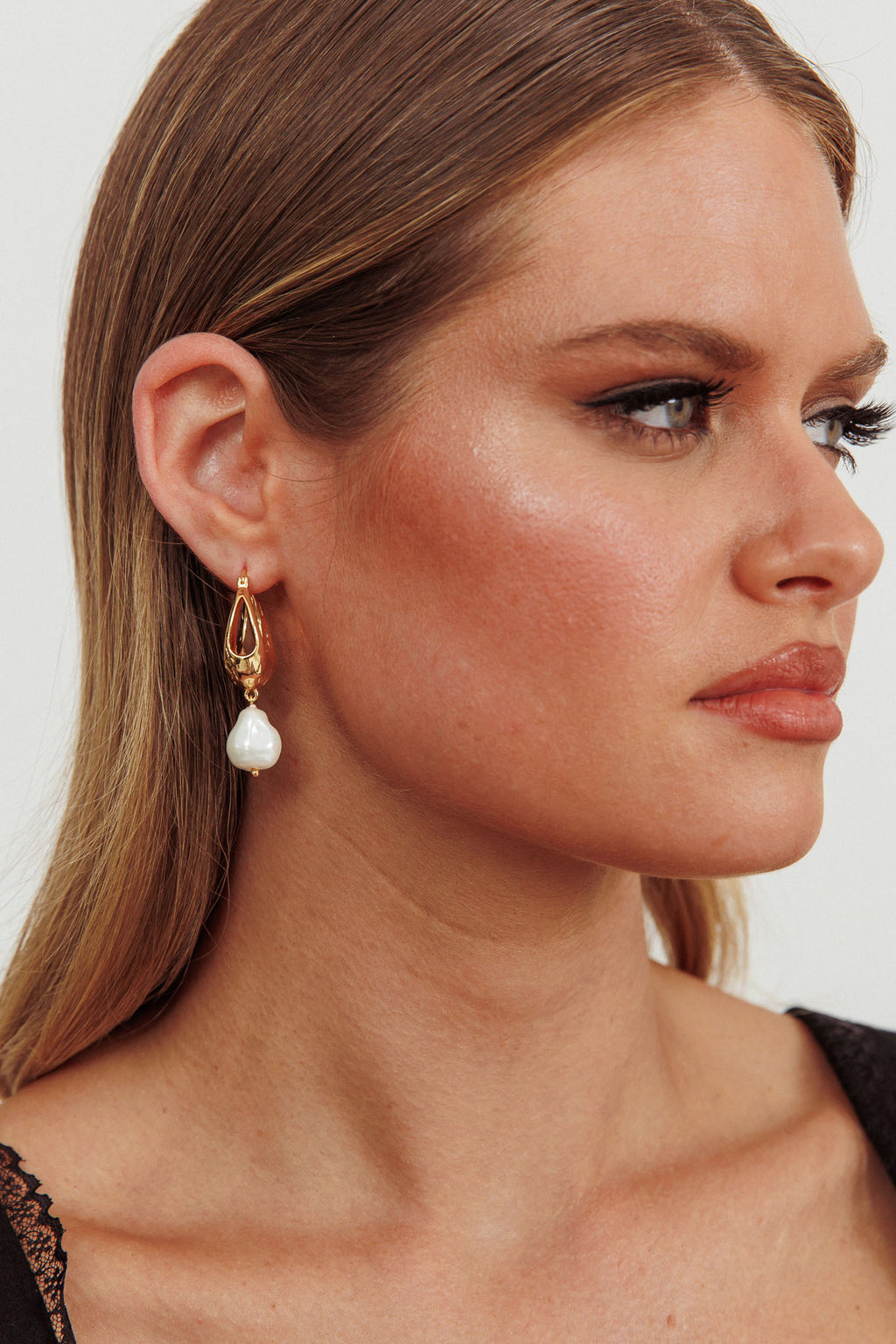 Serotonin Drop Pearl Earrings Gold by Selfie Leslie