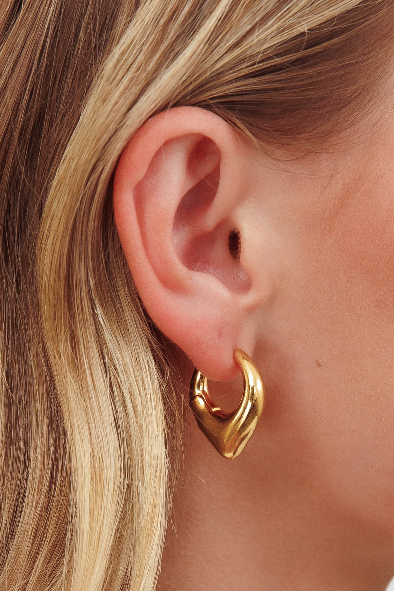 Eternal U-Shape Huggie Earrings Gold by Selfie Leslie