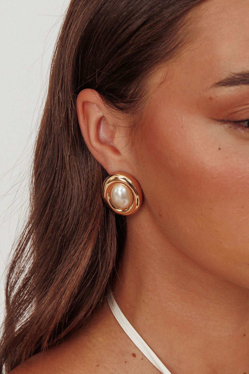 Meredith Oval Earrings Gold Pearl by Selfie Leslie