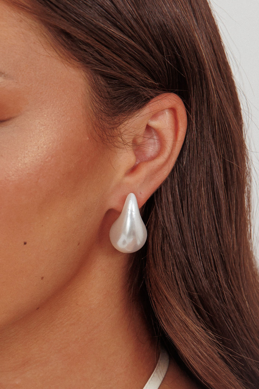 Rainy Teardrop Earrings Pearl by Selfie Leslie