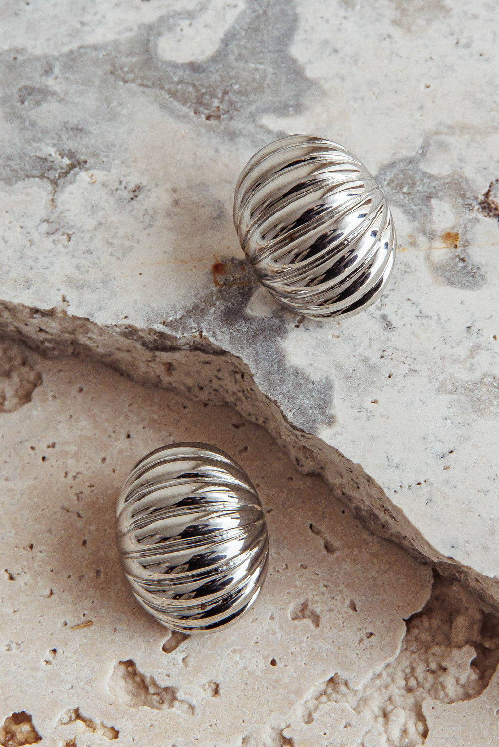 Shelly Ribbed Curve Earrings Dark Silver by Selfie Leslie