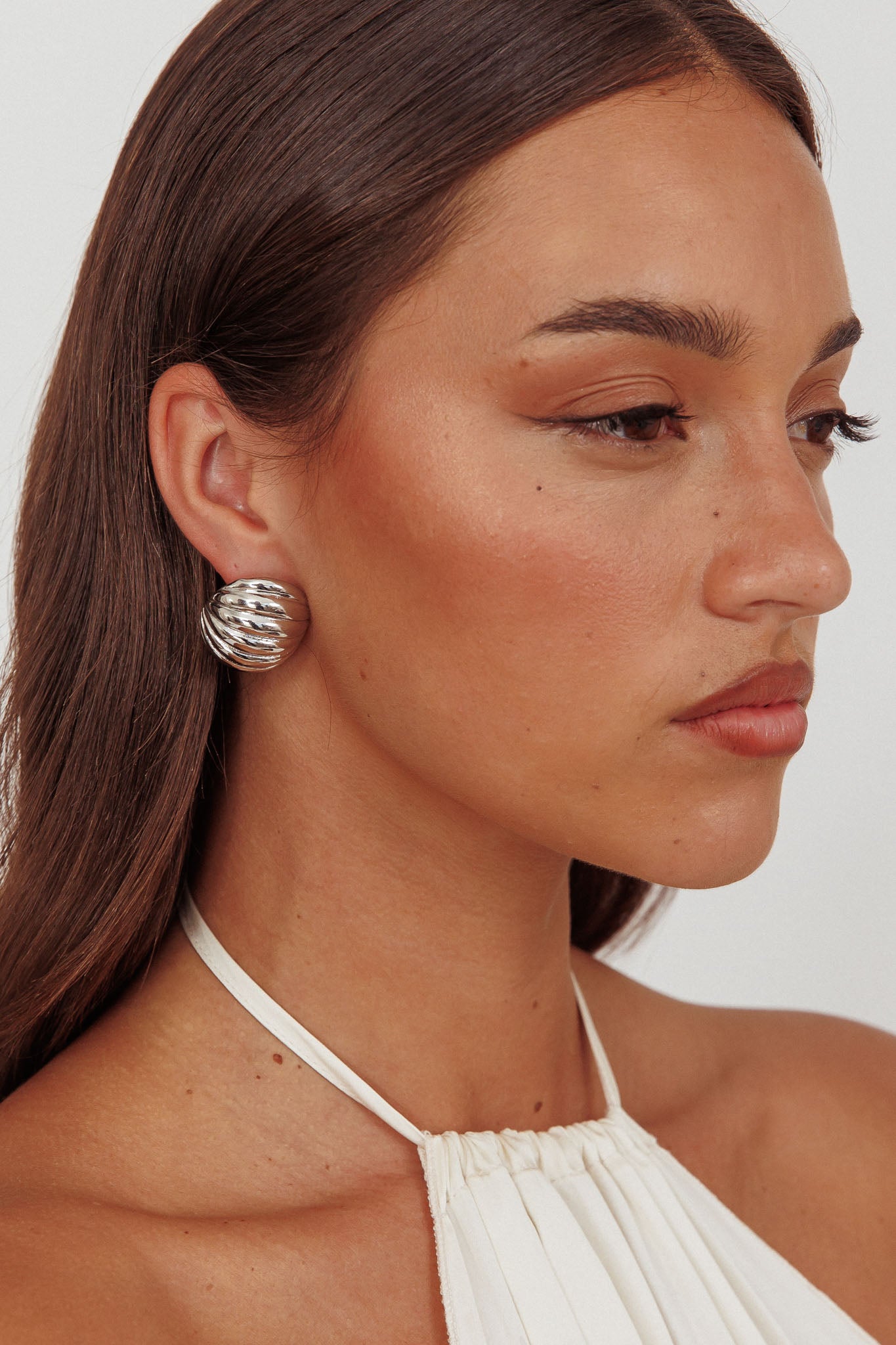 Shelly Ribbed Curve Earrings Dark Silver by Selfie Leslie