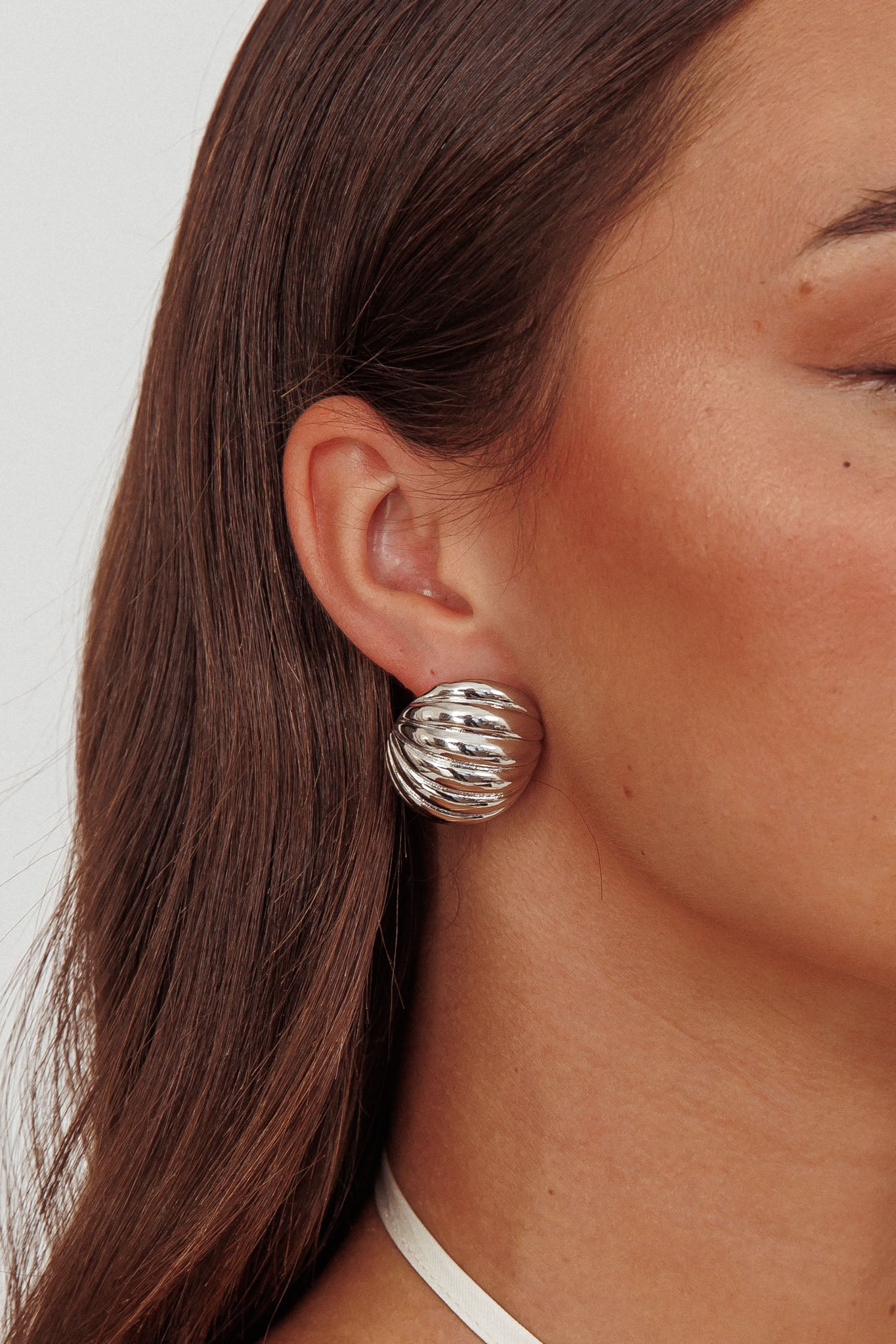 Shelly Ribbed Curve Earrings Dark Silver by Selfie Leslie