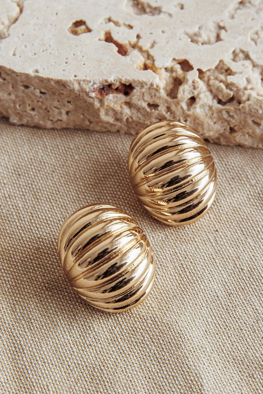 Shelly Ribbed Curve Earrings Gold by Selfie Leslie