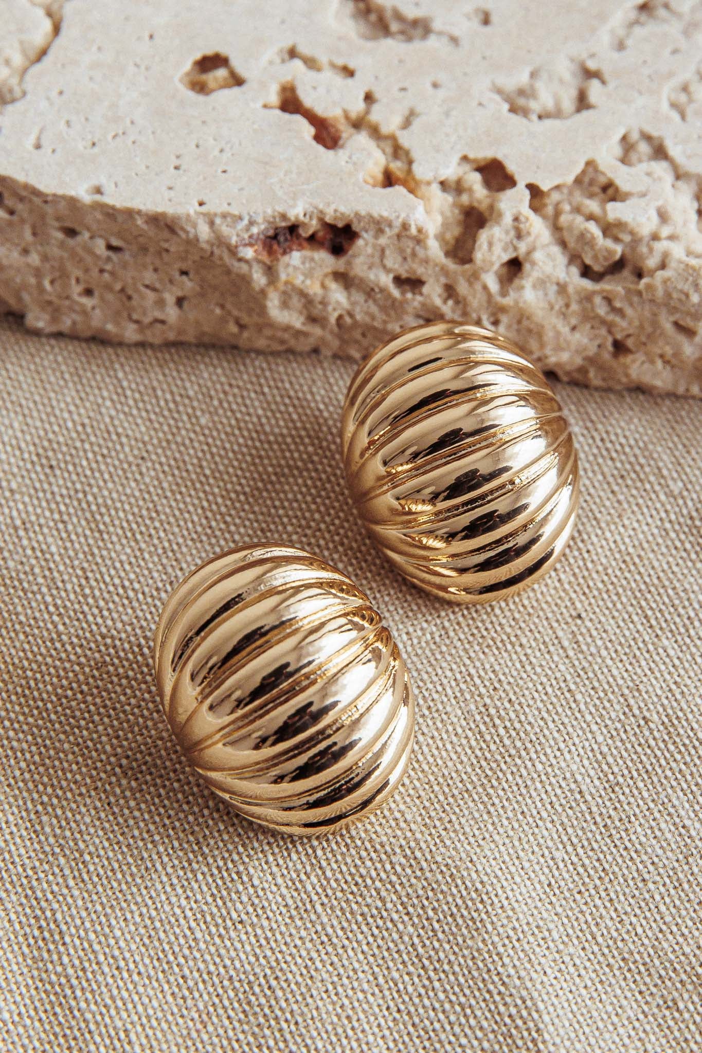 Shelly Ribbed Curve Earrings Gold by Selfie Leslie