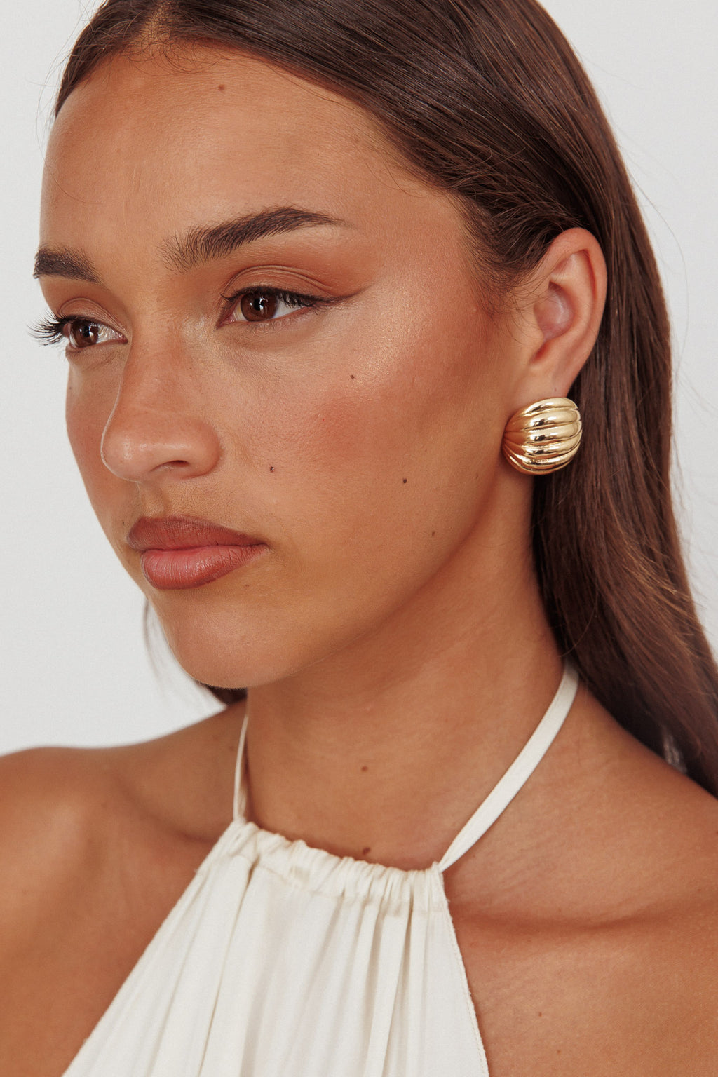 Shelly Ribbed Curve Earrings Gold by Selfie Leslie