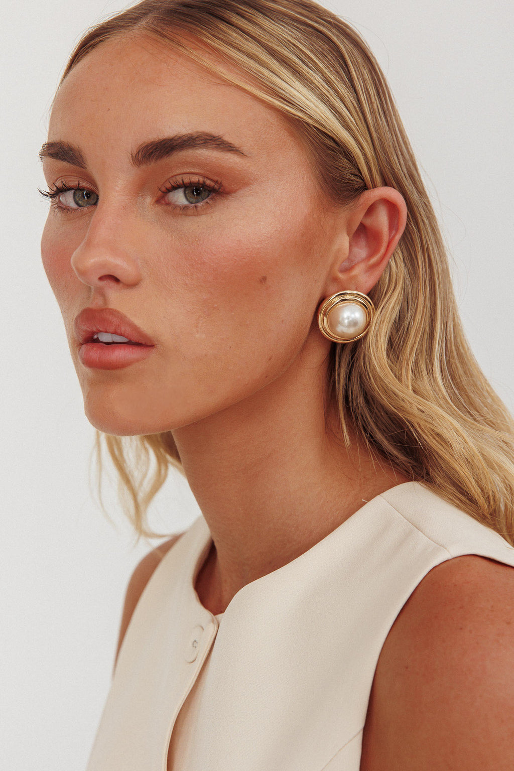 Sara Pearl Circle Earrings Gold/Pearl by Selfie Leslie
