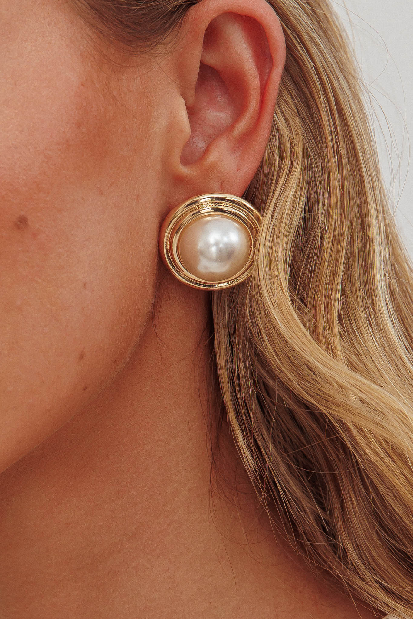 Sara Pearl Circle Earrings Gold/Pearl by Selfie Leslie