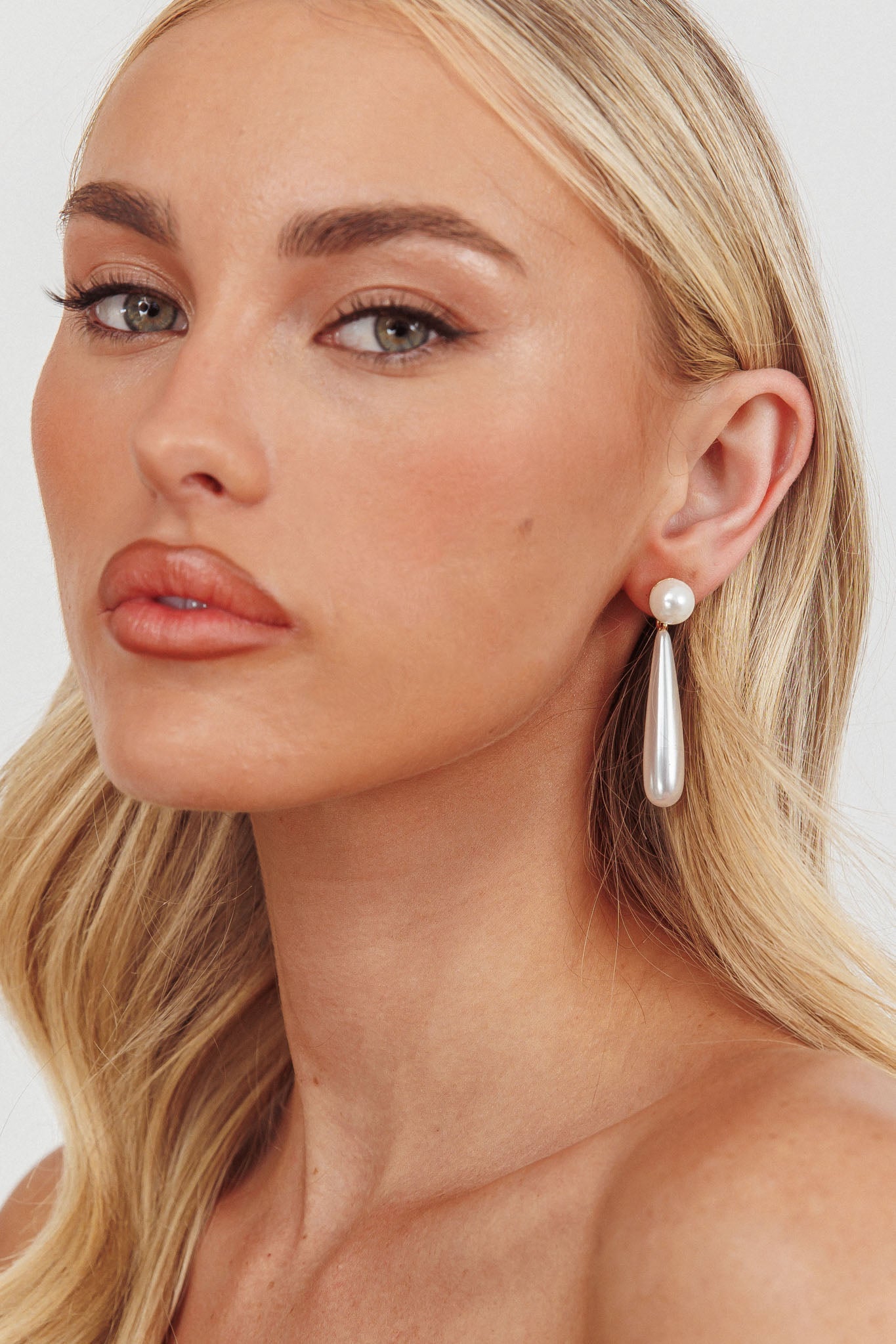 Anndrea Teardrop Earrings Pearl by Selfie Leslie