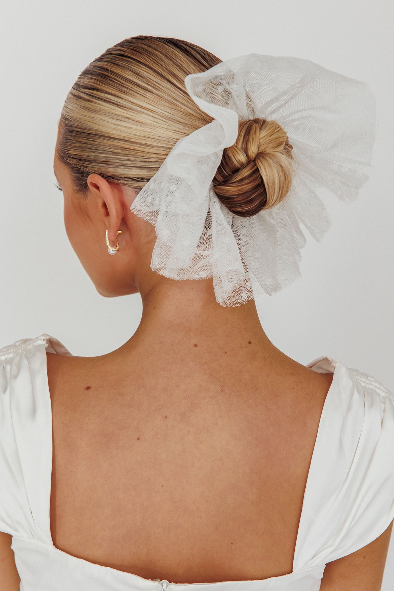 Hoda Lace Scrunchie White by Selfie Leslie