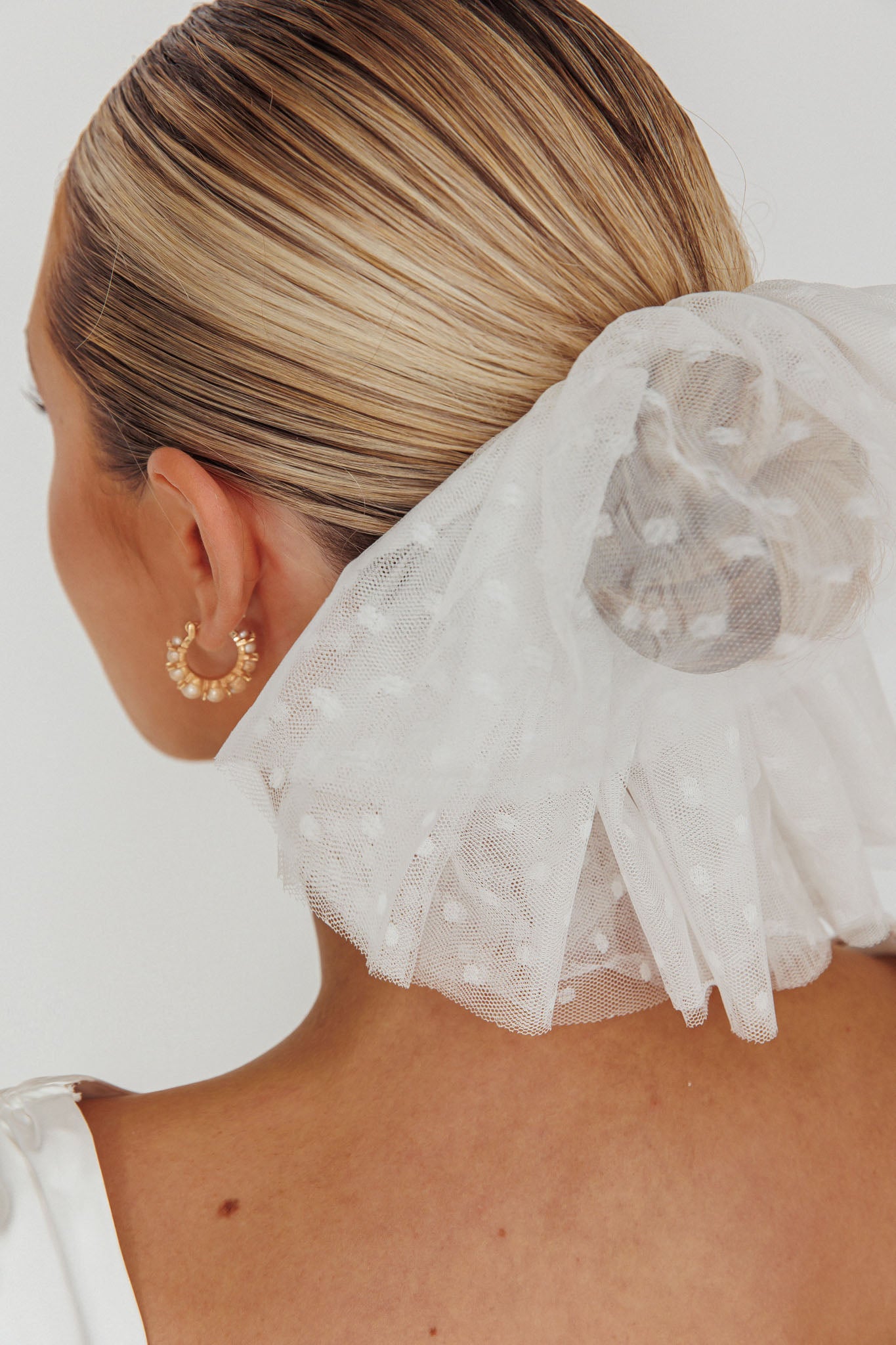 Hoda Lace Scrunchie White by Selfie Leslie