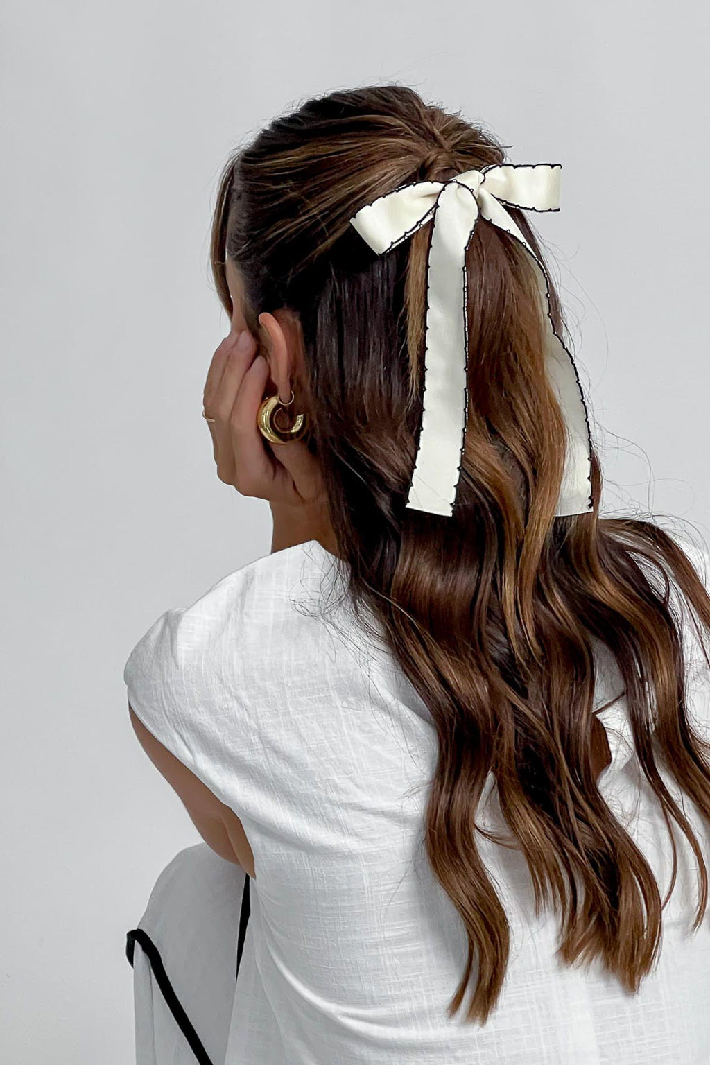 Misky Edge Stitch Bow Hairpin White by Selfie Leslie