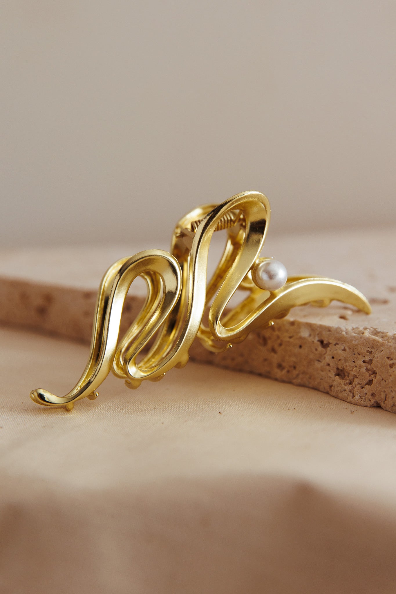 Senora Pearl Accent Hairclip Gold by Selfie Leslie