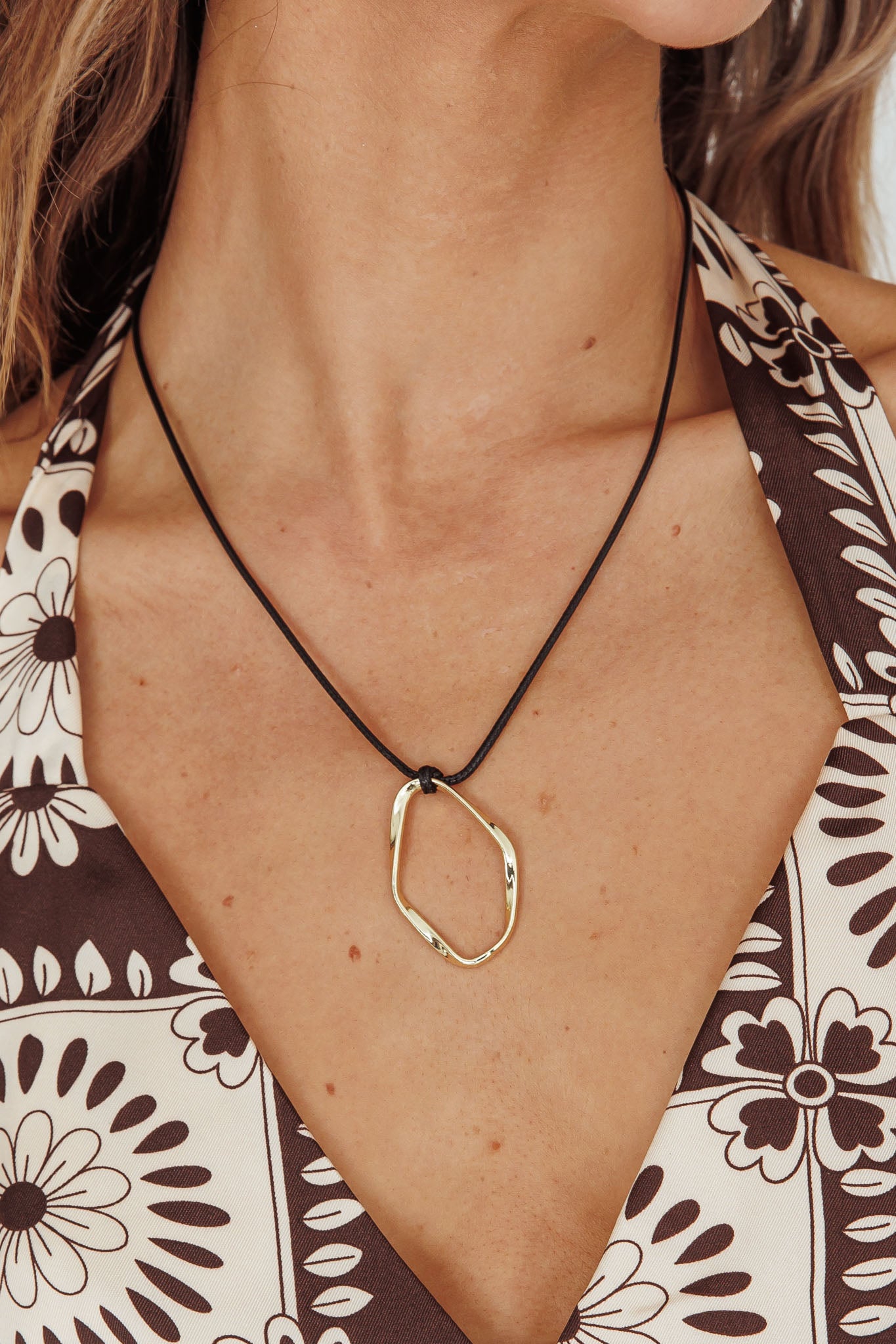 Kassie Oval Pendant Necklace Gold by Selfie Leslie