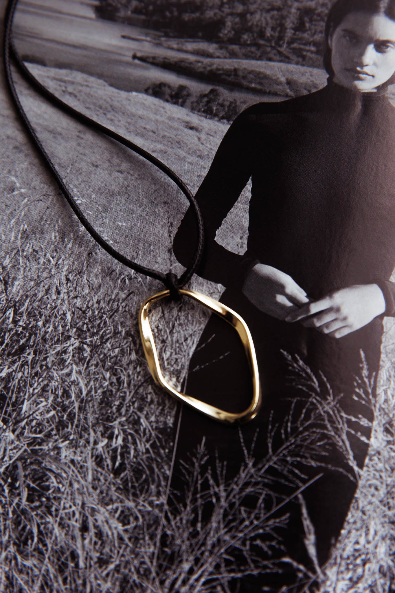 Kassie Oval Pendant Necklace Gold by Selfie Leslie