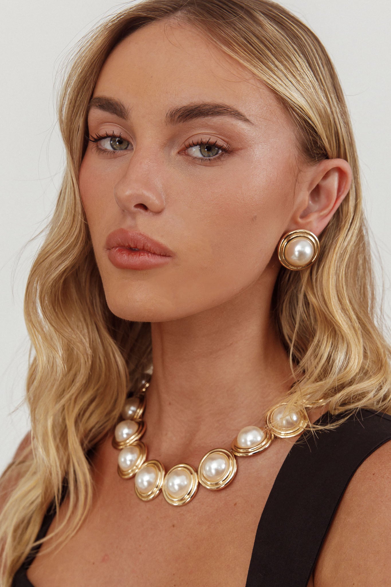 Chelsea Pearl Circle Necklace Gold/Pearl by Selfie Leslie