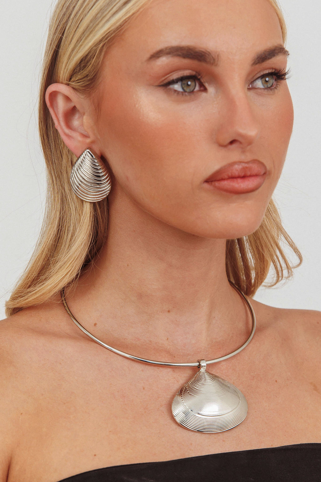 Zuma Shell Pendant Choker Necklace Dark Silver by Selfie Leslie