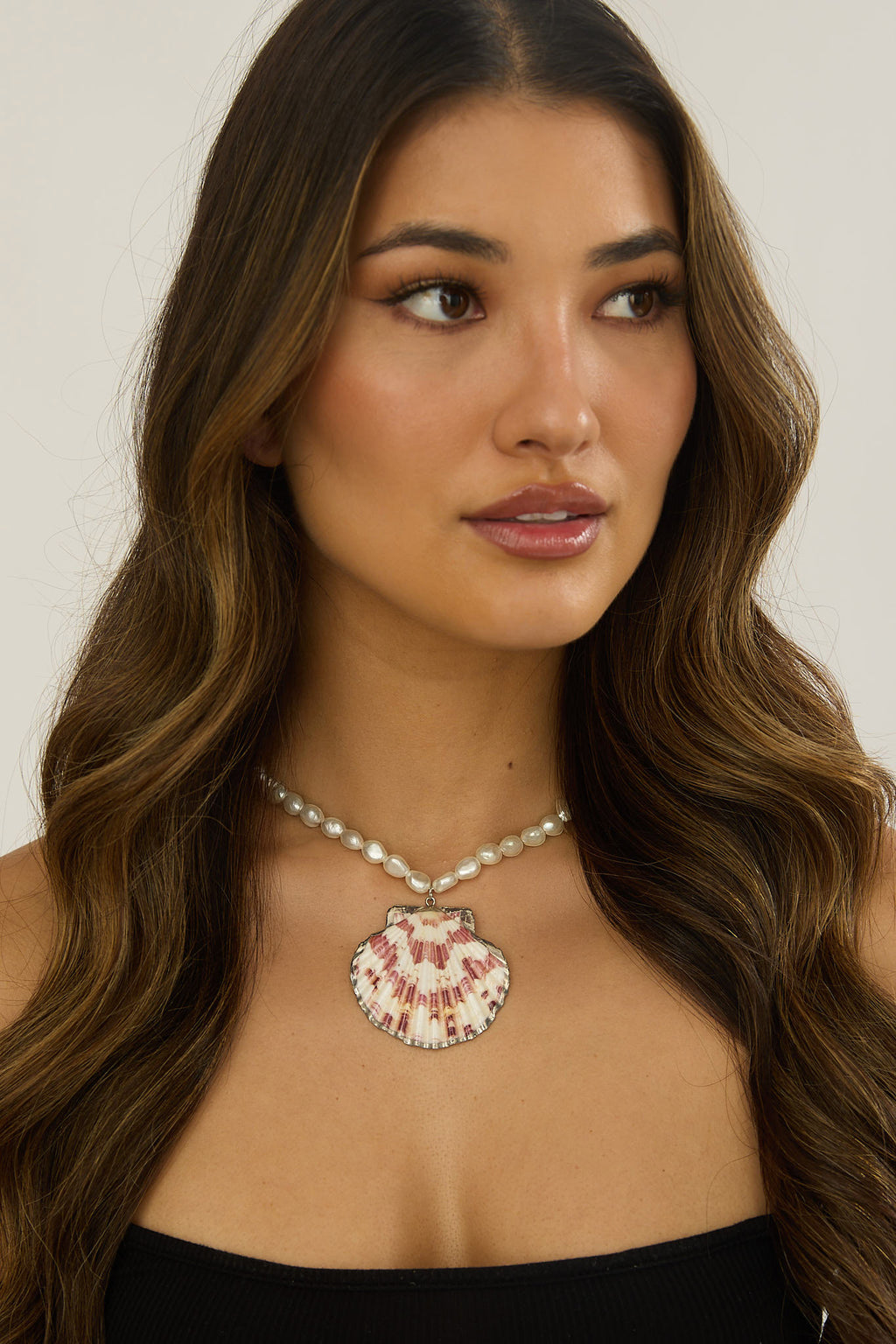 Merita Shell Pendant Pearl Necklace Pink Shell by Selfie Leslie