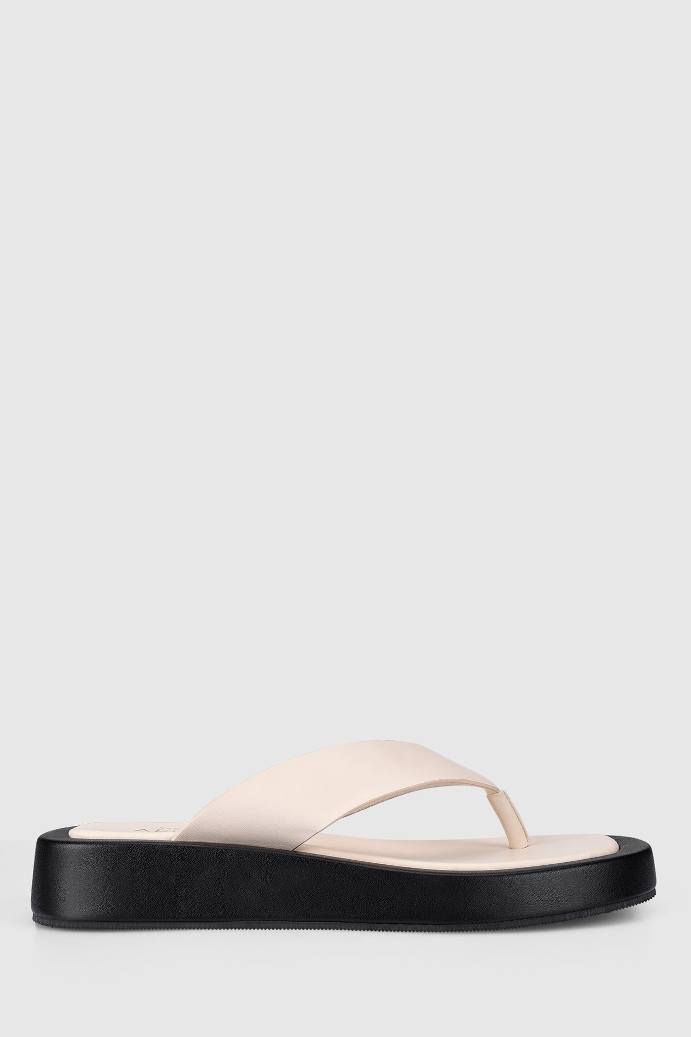 VERALi Boucer II Flatform Thongs Bone Smooth by Selfie Leslie