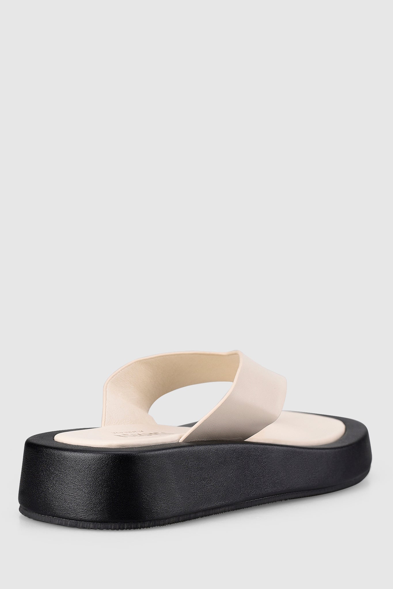 VERALi Boucer II Flatform Thongs Bone Smooth by Selfie Leslie