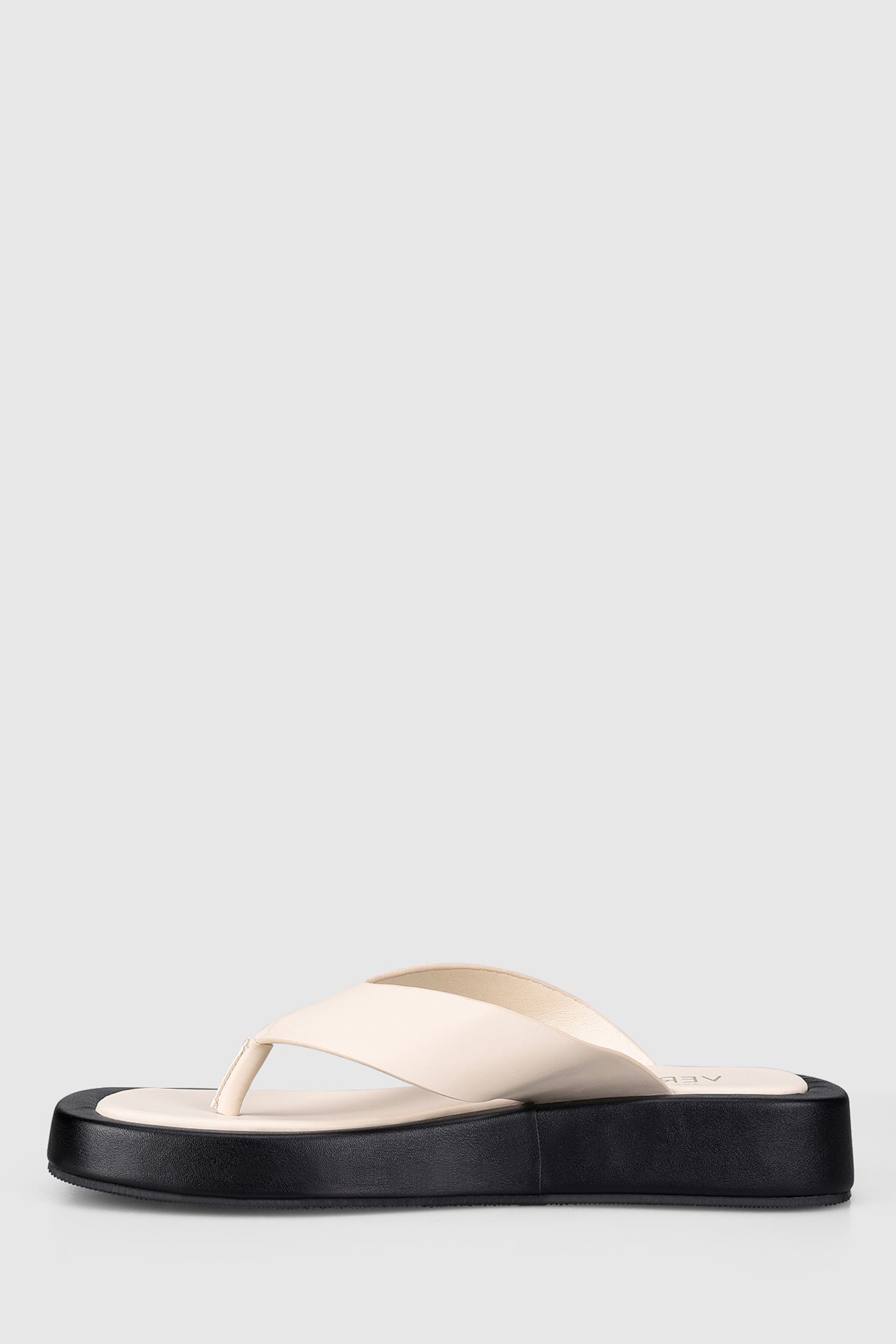 VERALi Boucer II Flatform Thongs Bone Smooth by Selfie Leslie