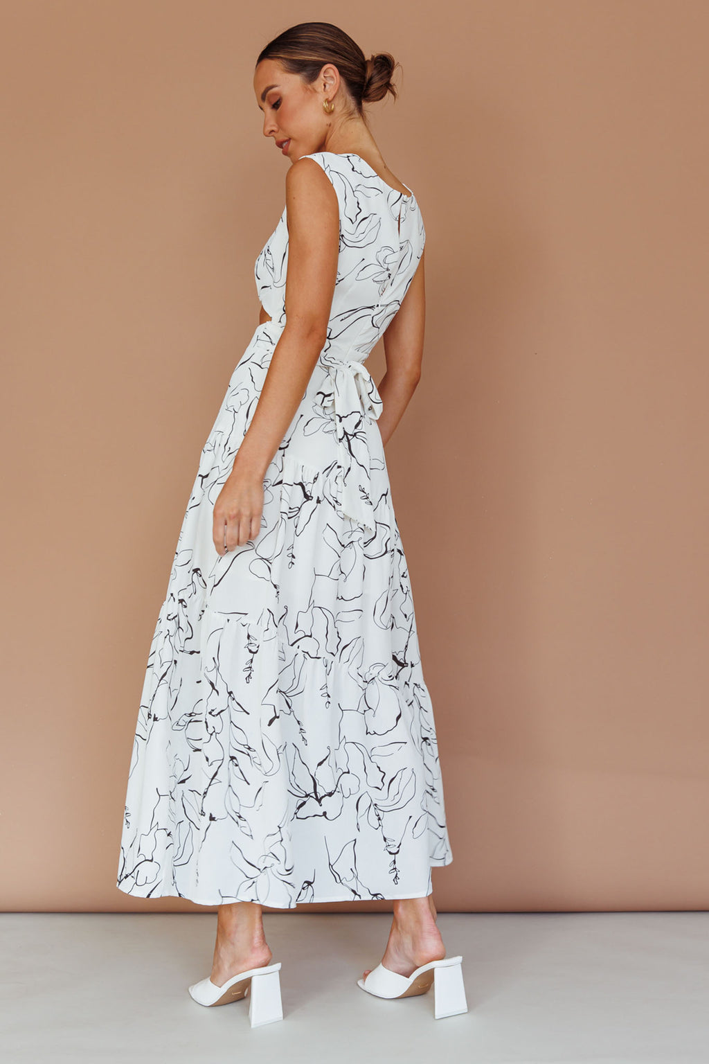 Shaniqua Cut-Out Sleeveless Midi Dress Print White by Selfie Leslie