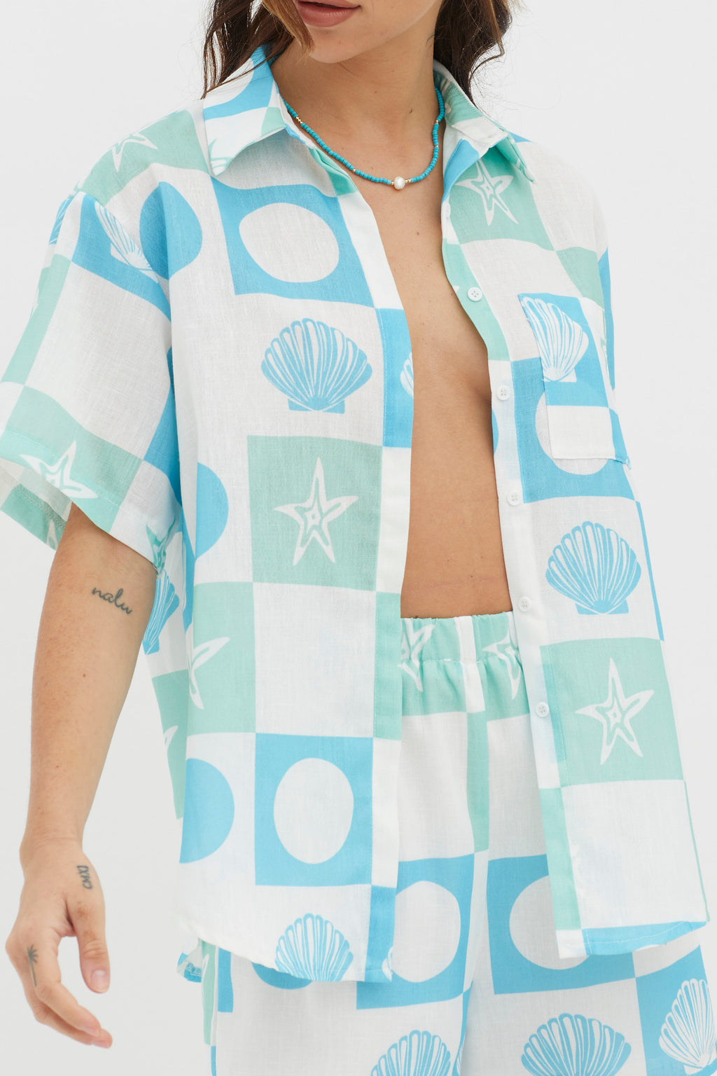 Just A Hunch Button Shirt Shell Print Green Multi by Selfie Leslie
