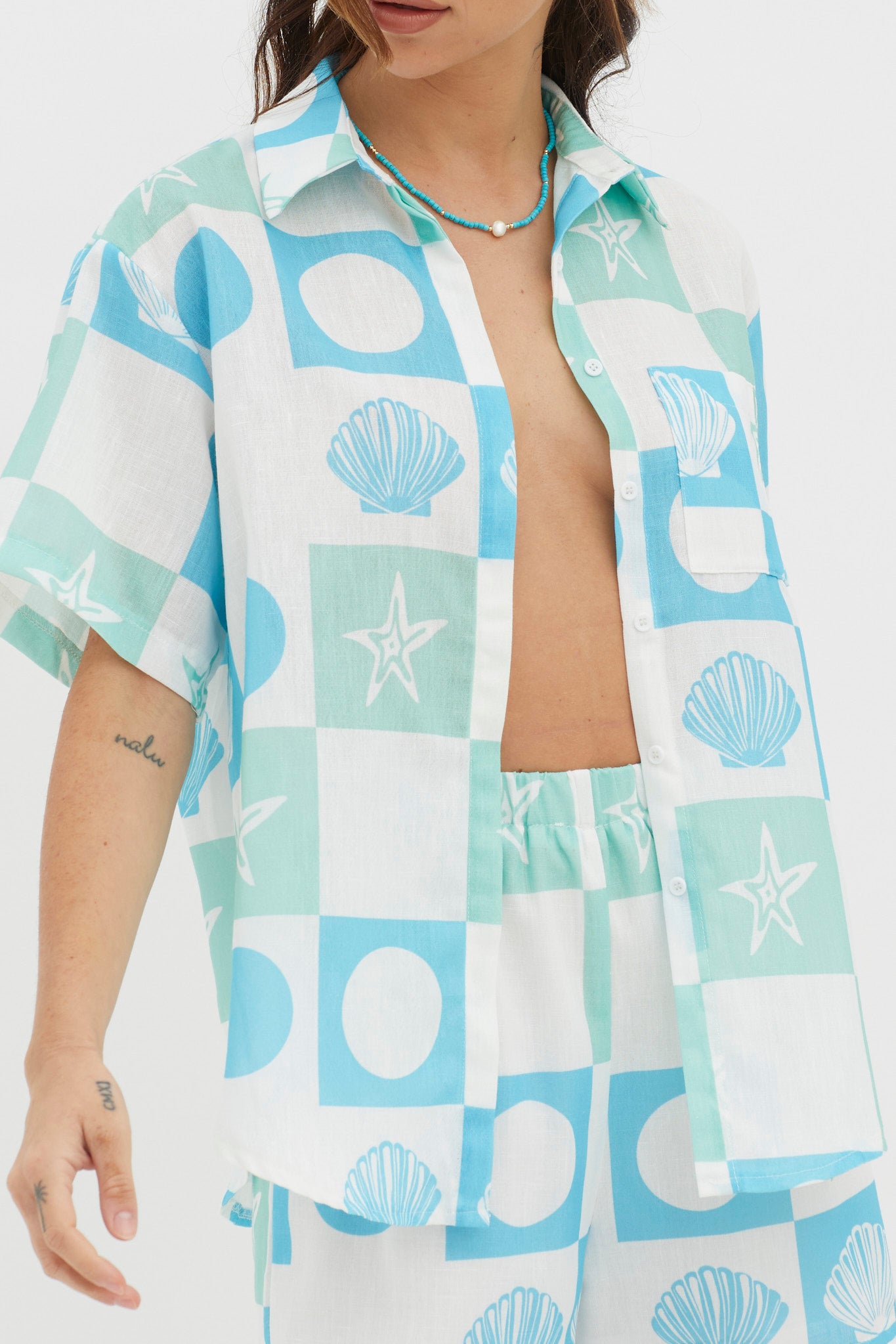 Just A Hunch Button Shirt Shell Print Green Multi by Selfie Leslie