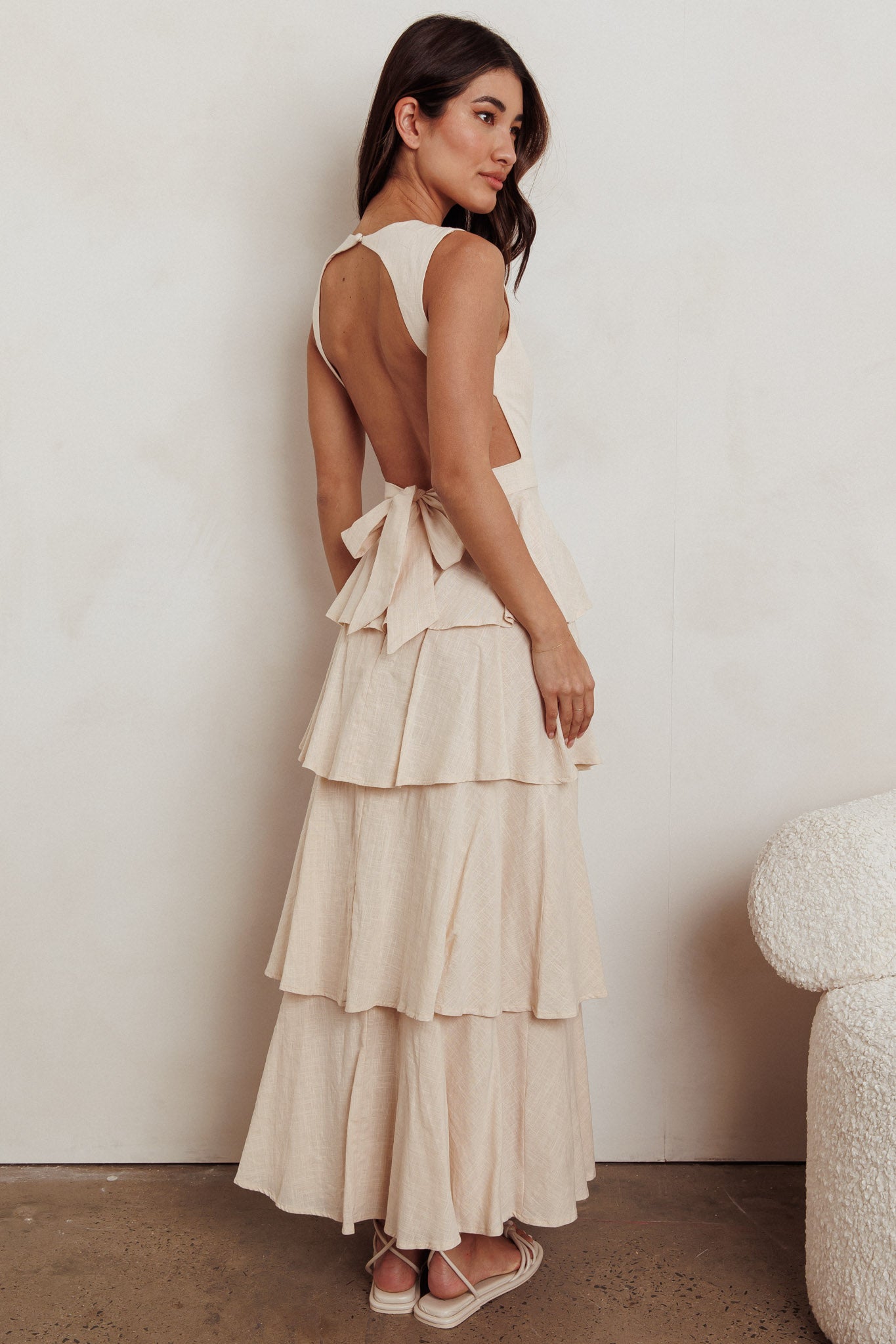 【ゆきな】Frill vest pencil dress Just Perfect Tiered Ruffle Maxi Dress Oat– Selfie Leslie
