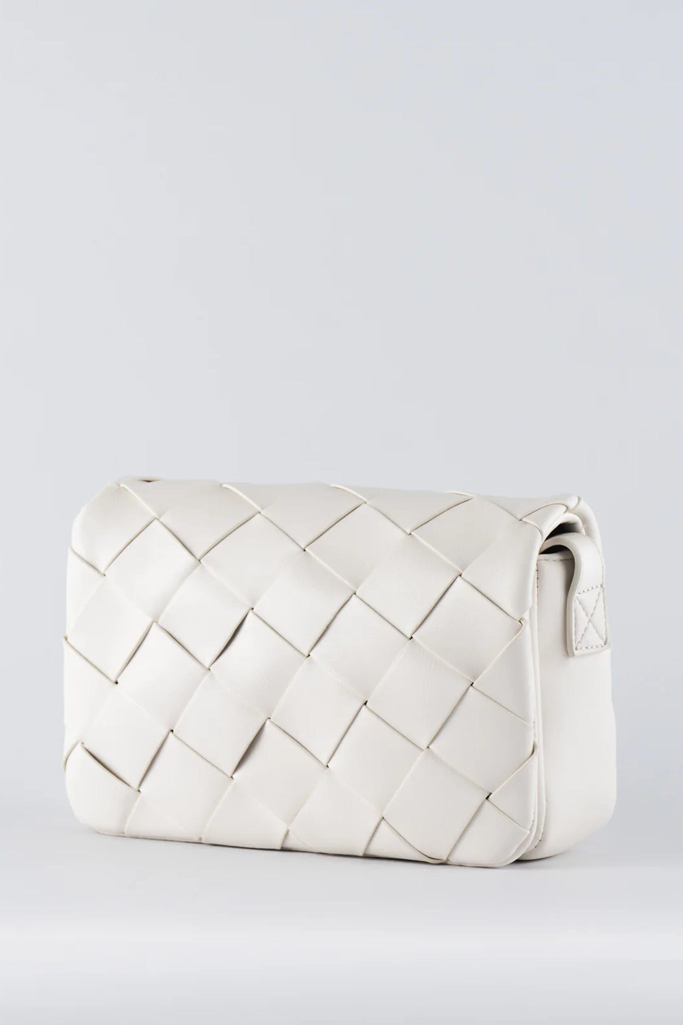 TEN TONES Azure Weave Bag White by Selfie Leslie