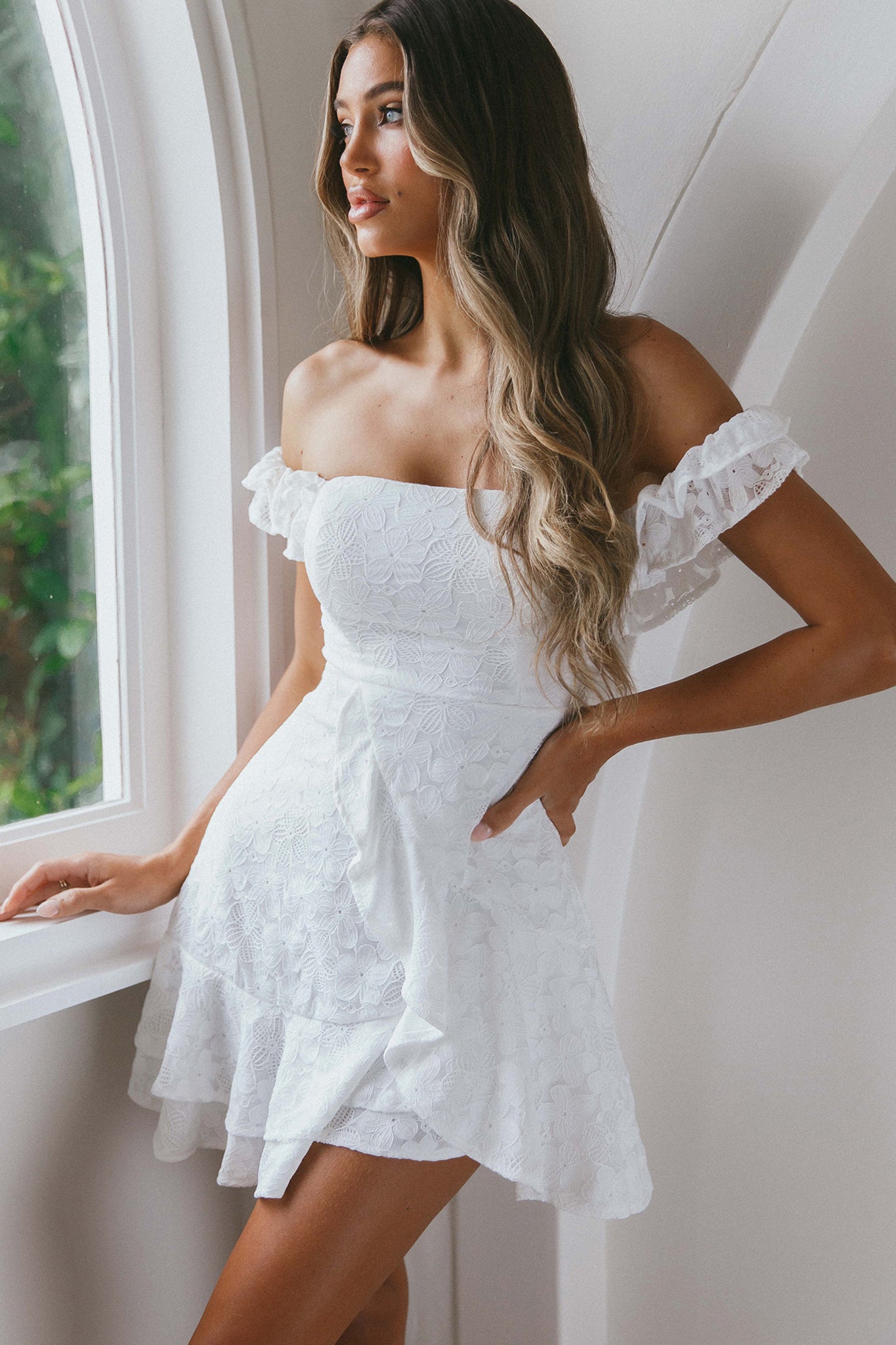 Verona Off-Shoulder Ruffle Mini Dress White - M Verona Off-Shoulder Ruffle Mini Dress White - M