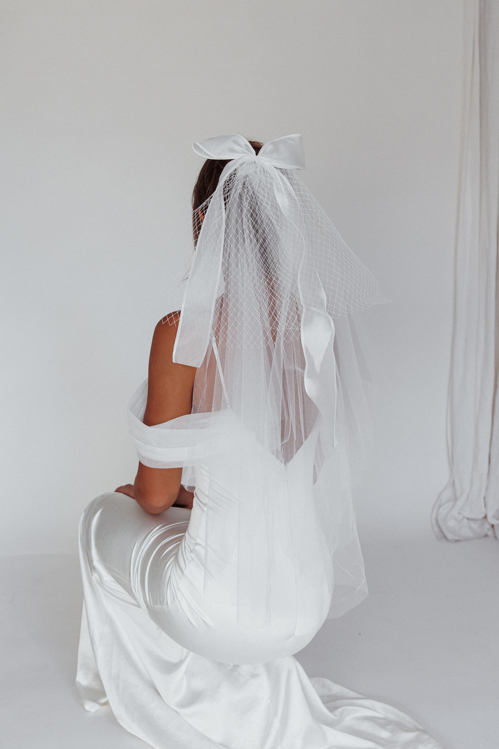 Evelyn Bow & Fishnet Bridal Veil White by Selfie Leslie