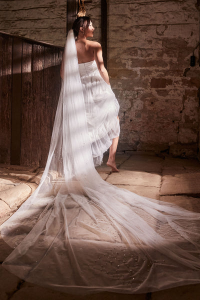 Selfie Leslie Divine Long Pearl Veil Shop the Divine Long Pearl Veil White main image 4